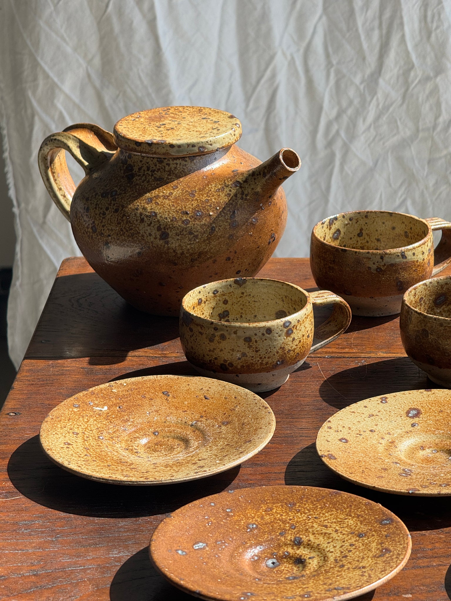 Petit service à thé en grès avec théière, 5 tasses et soucoupes, sucrier