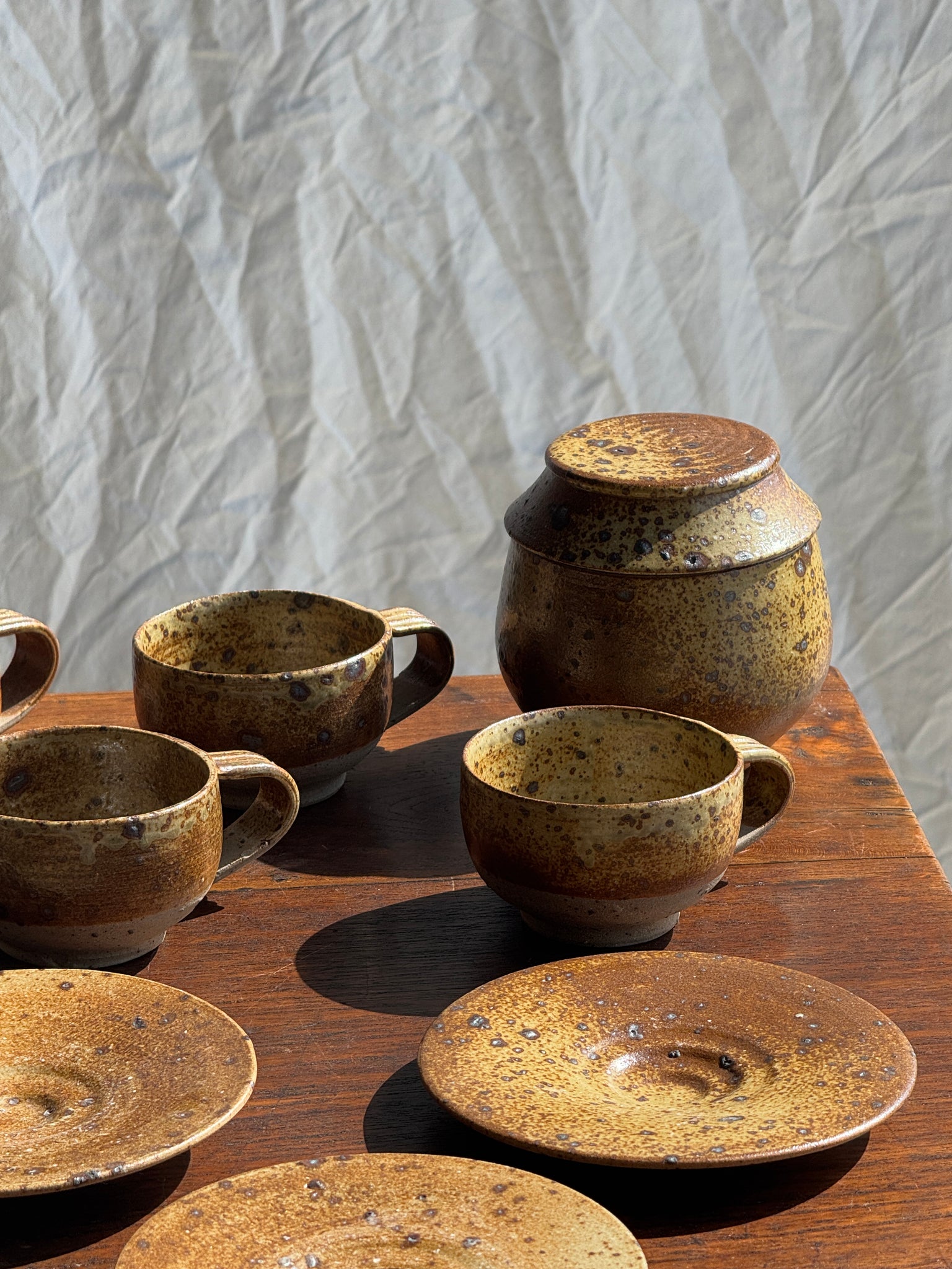 Petit service à thé en grès avec théière, 5 tasses et soucoupes, sucrier