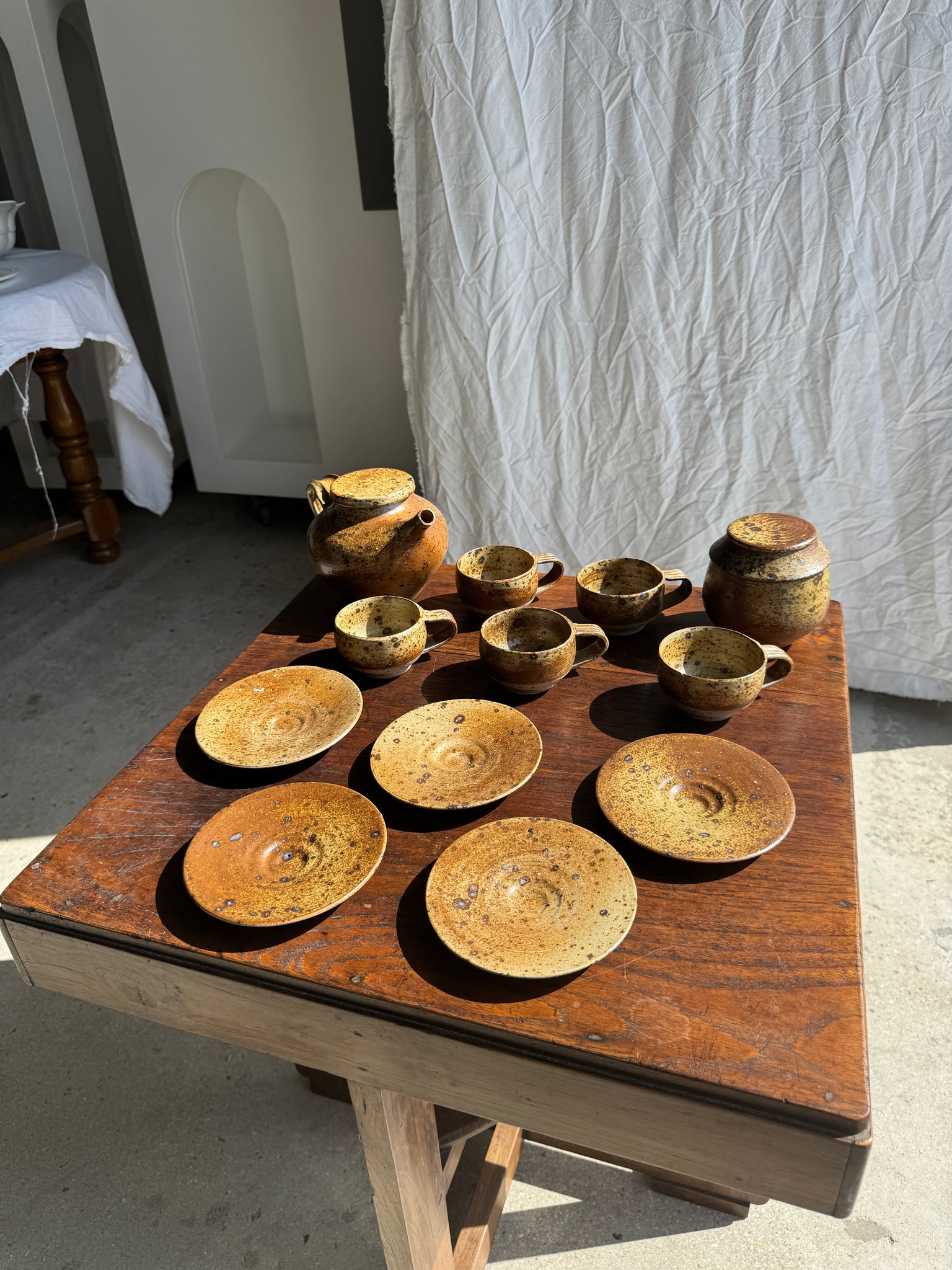 Petit service à thé en grès avec théière, 5 tasses et soucoupes, sucrier