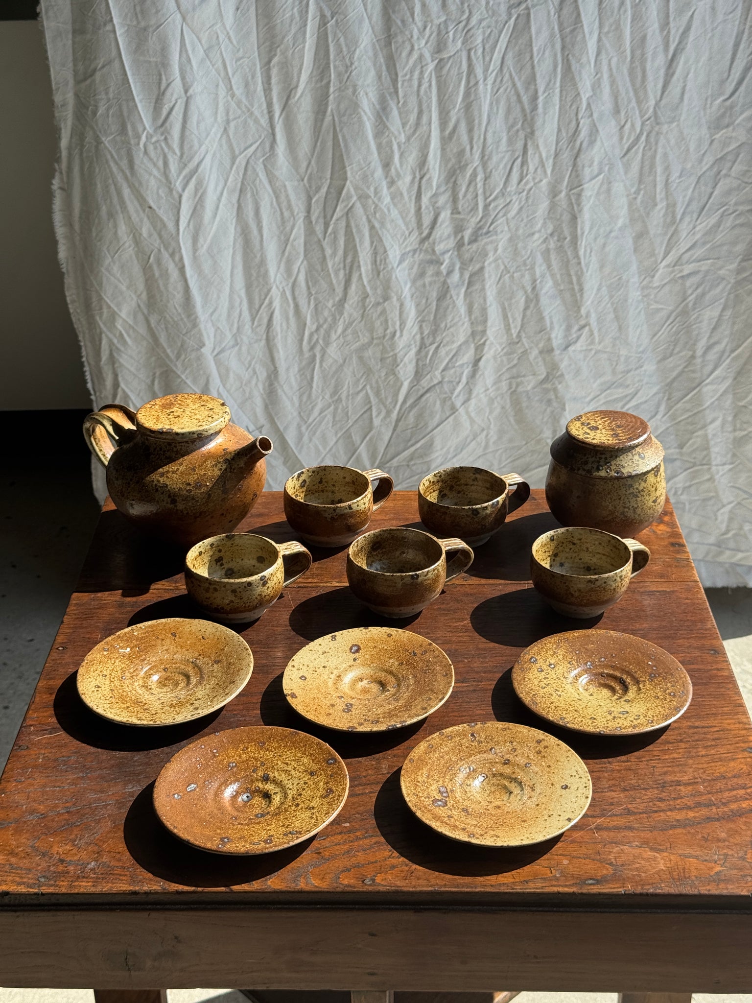 Petit service à thé en grès avec théière, 5 tasses et soucoupes, sucrier