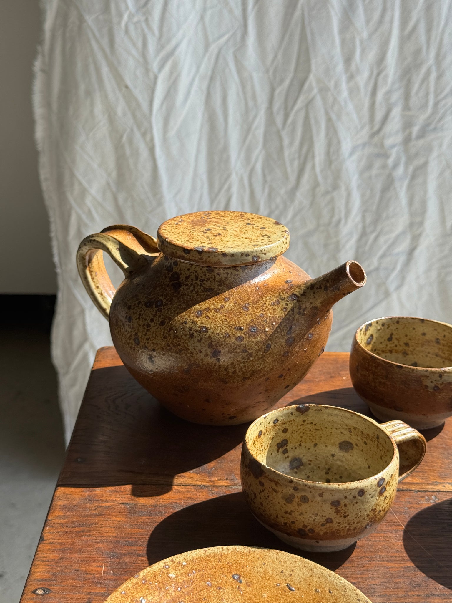 Petit service à thé en grès avec théière, 5 tasses et soucoupes, sucrier
