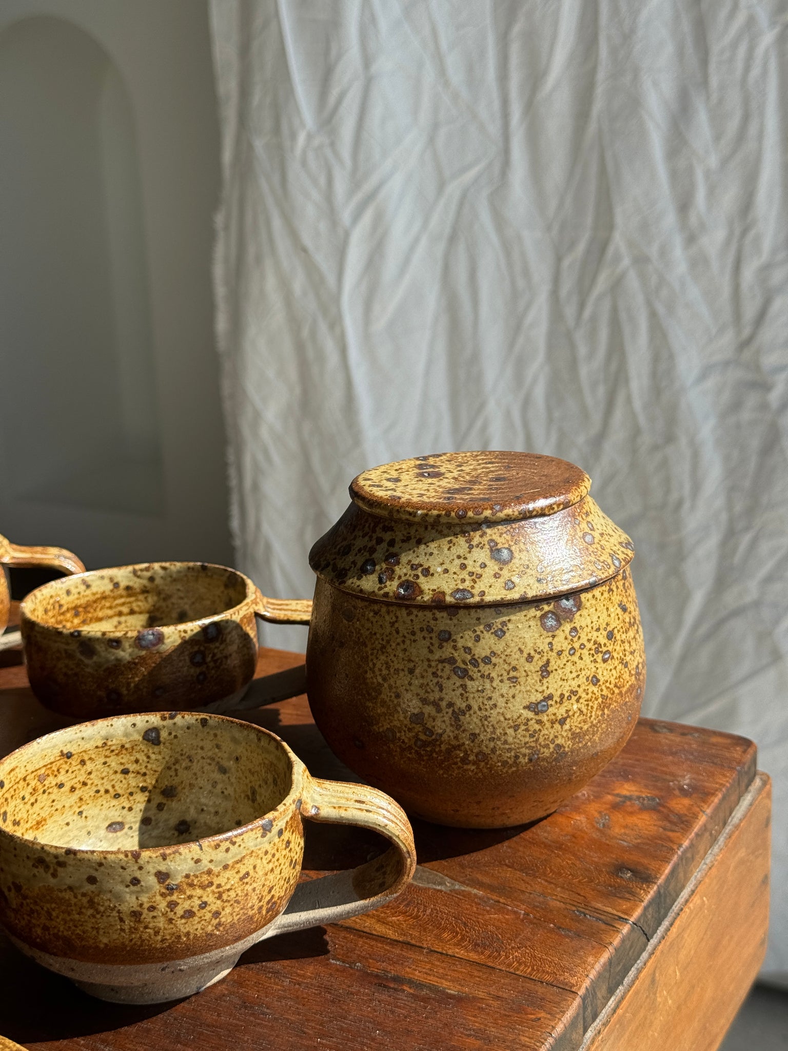 Petit service à thé en grès avec théière, 5 tasses et soucoupes, sucrier