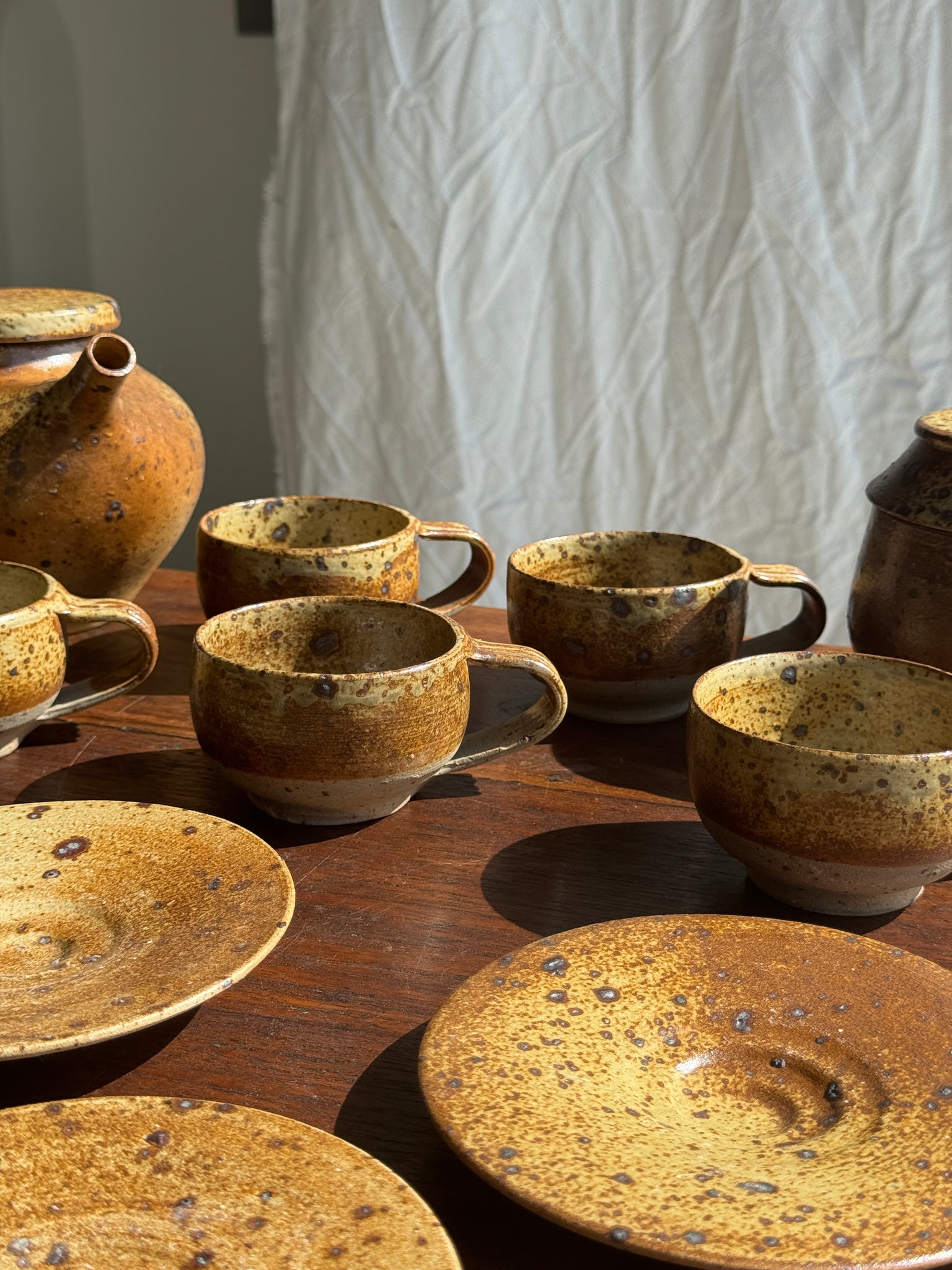 Petit service à thé en grès avec théière, 5 tasses et soucoupes, sucrier