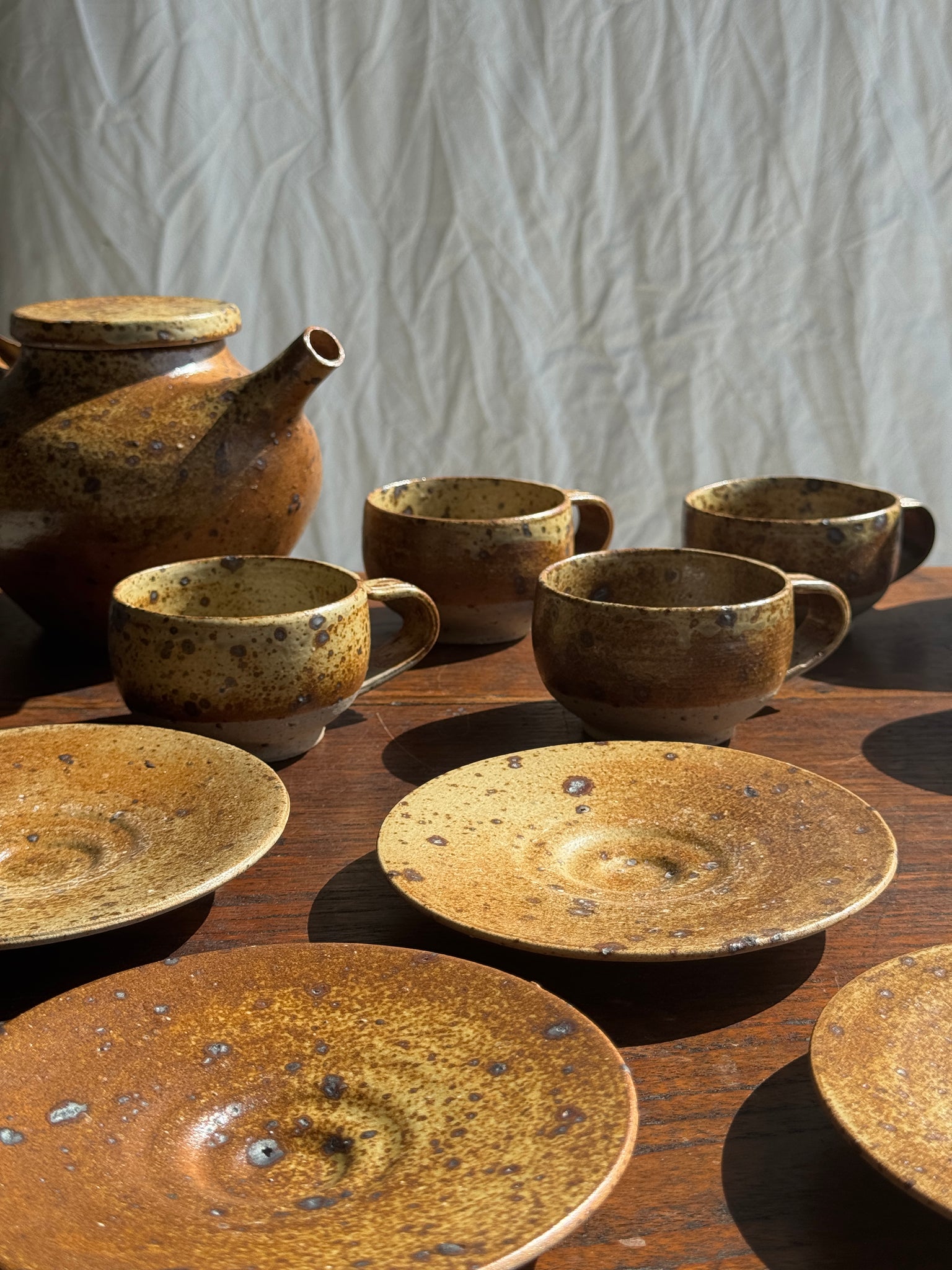 Petit service à thé en grès avec théière, 5 tasses et soucoupes, sucrier
