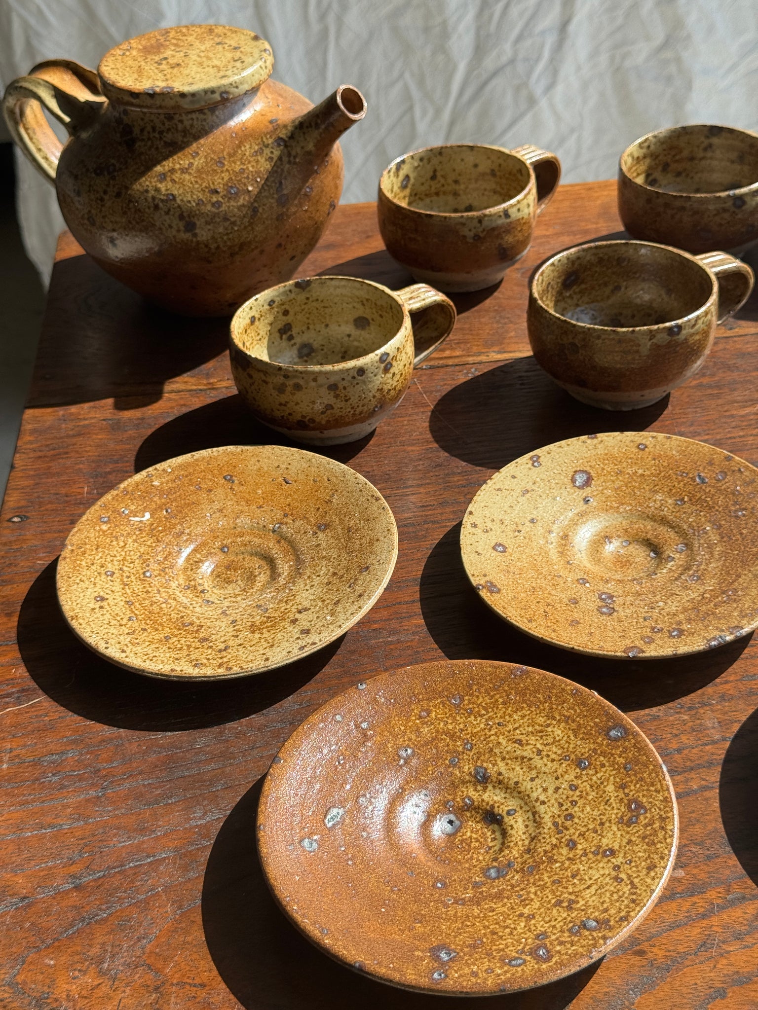 Petit service à thé en grès avec théière, 5 tasses et soucoupes, sucrier