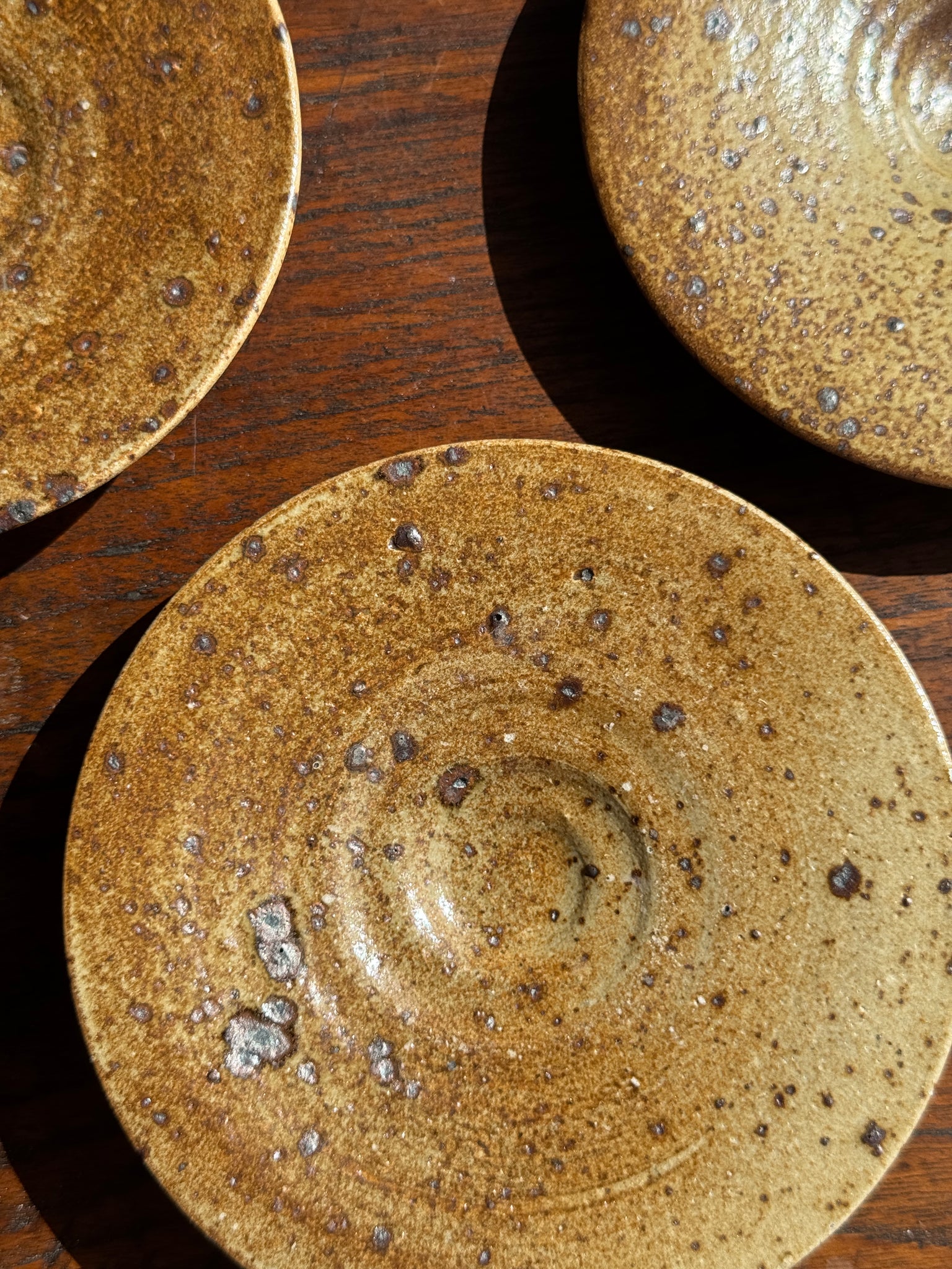 Petit service à thé en grès avec théière, 5 tasses et soucoupes, sucrier