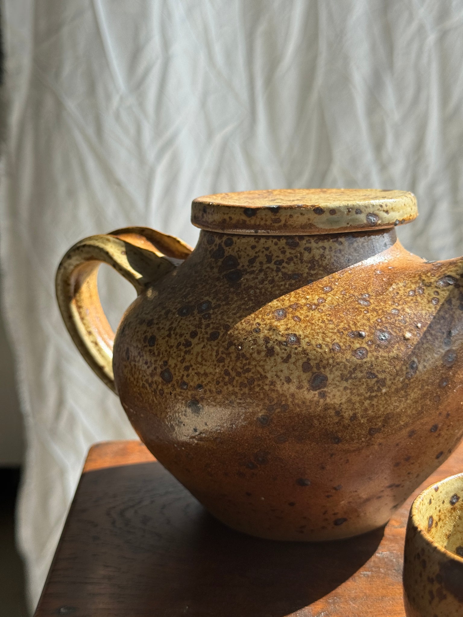 Petit service à thé en grès avec théière, 5 tasses et soucoupes, sucrier