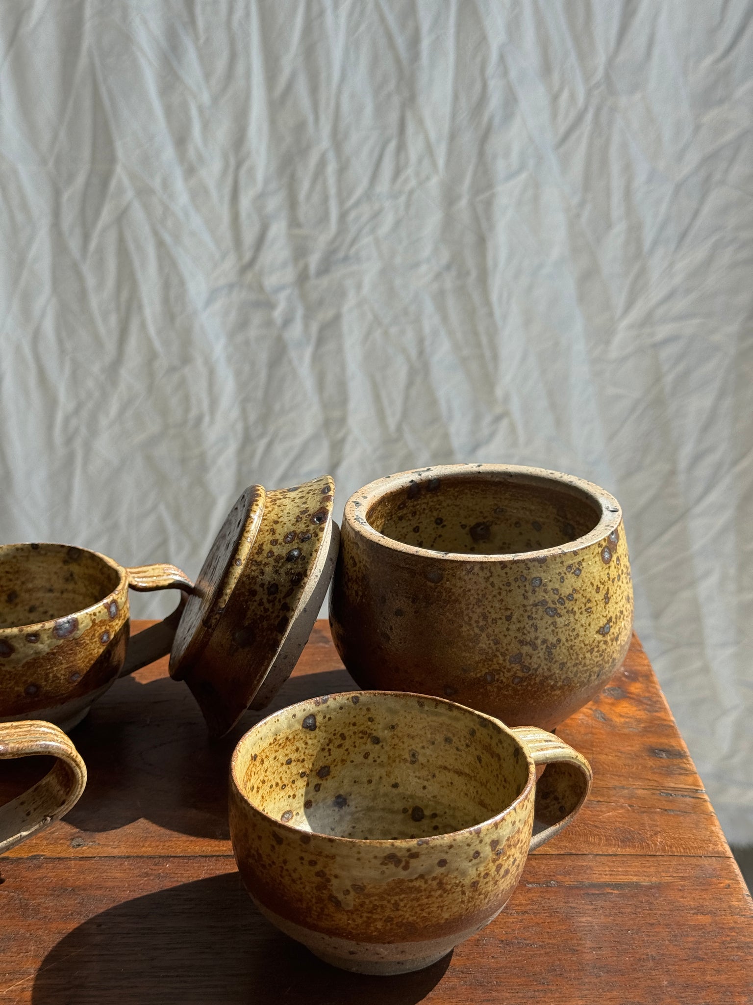 Petit service à thé en grès avec théière, 5 tasses et soucoupes, sucrier