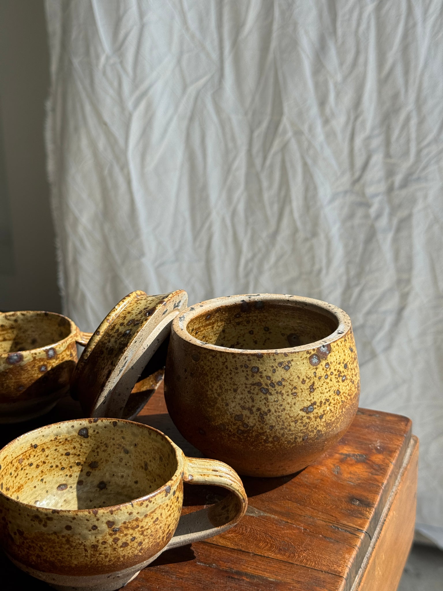 Petit service à thé en grès avec théière, 5 tasses et soucoupes, sucrier