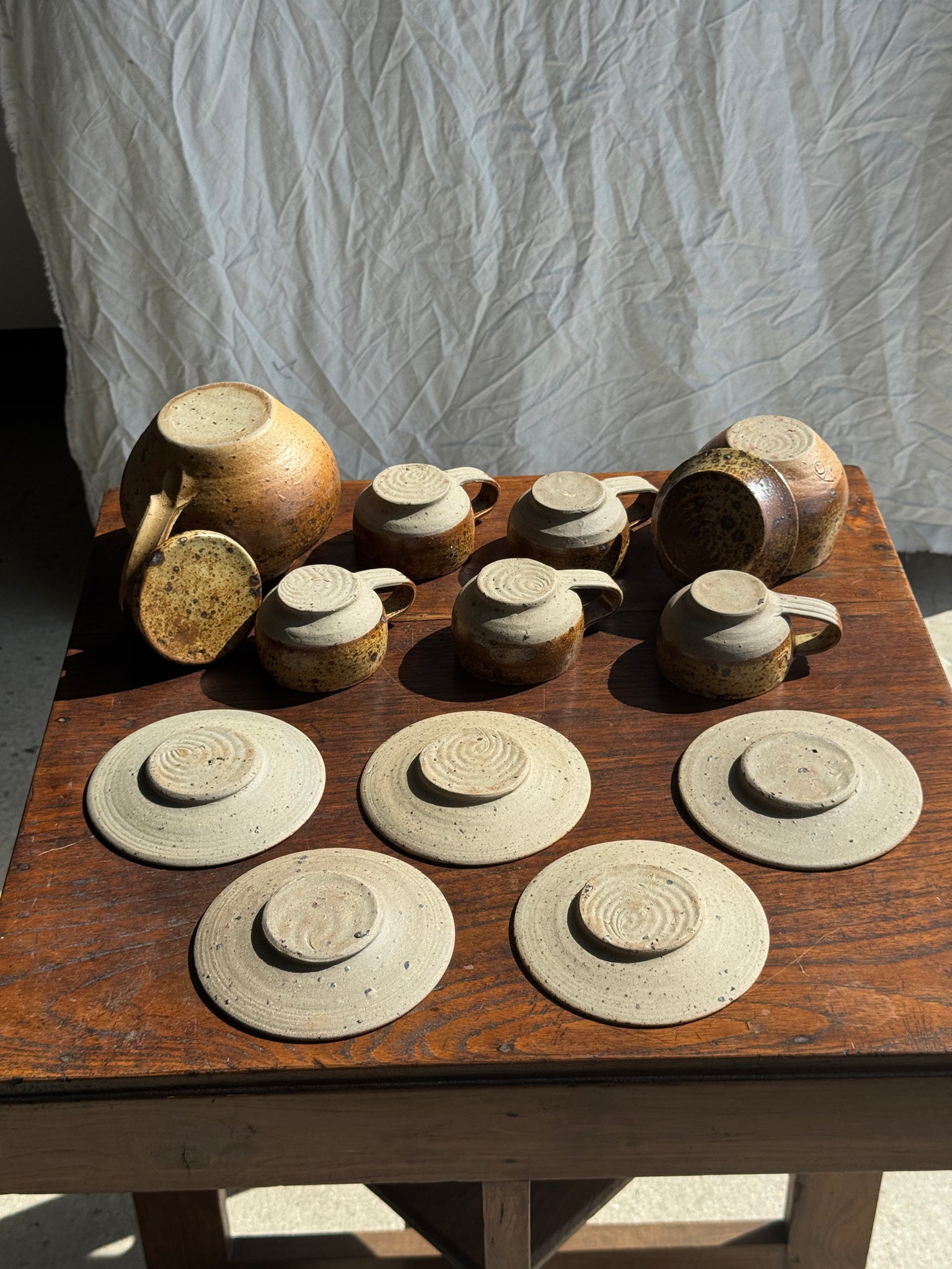 Petit service à thé en grès avec théière, 5 tasses et soucoupes, sucrier