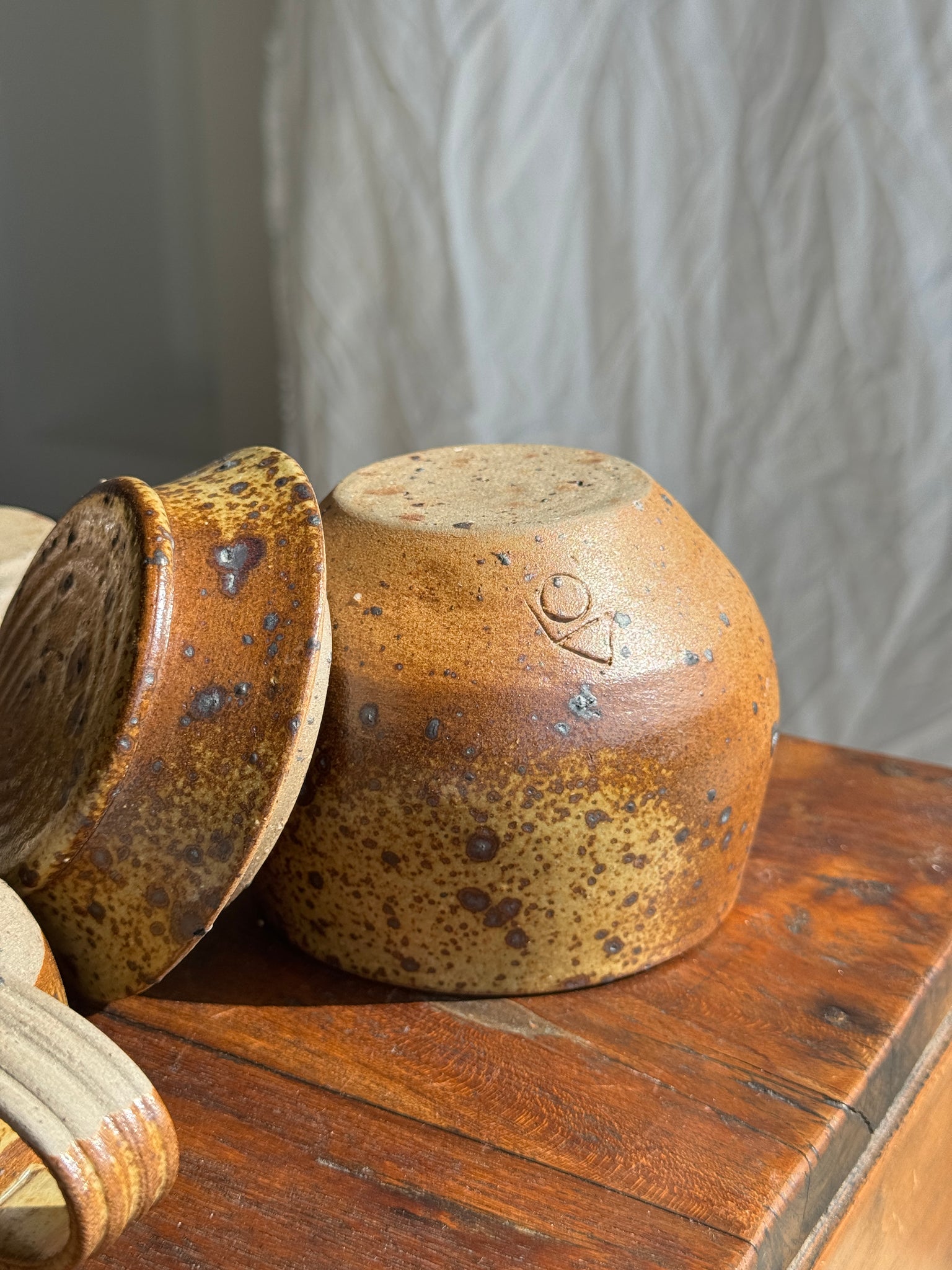 Petit service à thé en grès avec théière, 5 tasses et soucoupes, sucrier