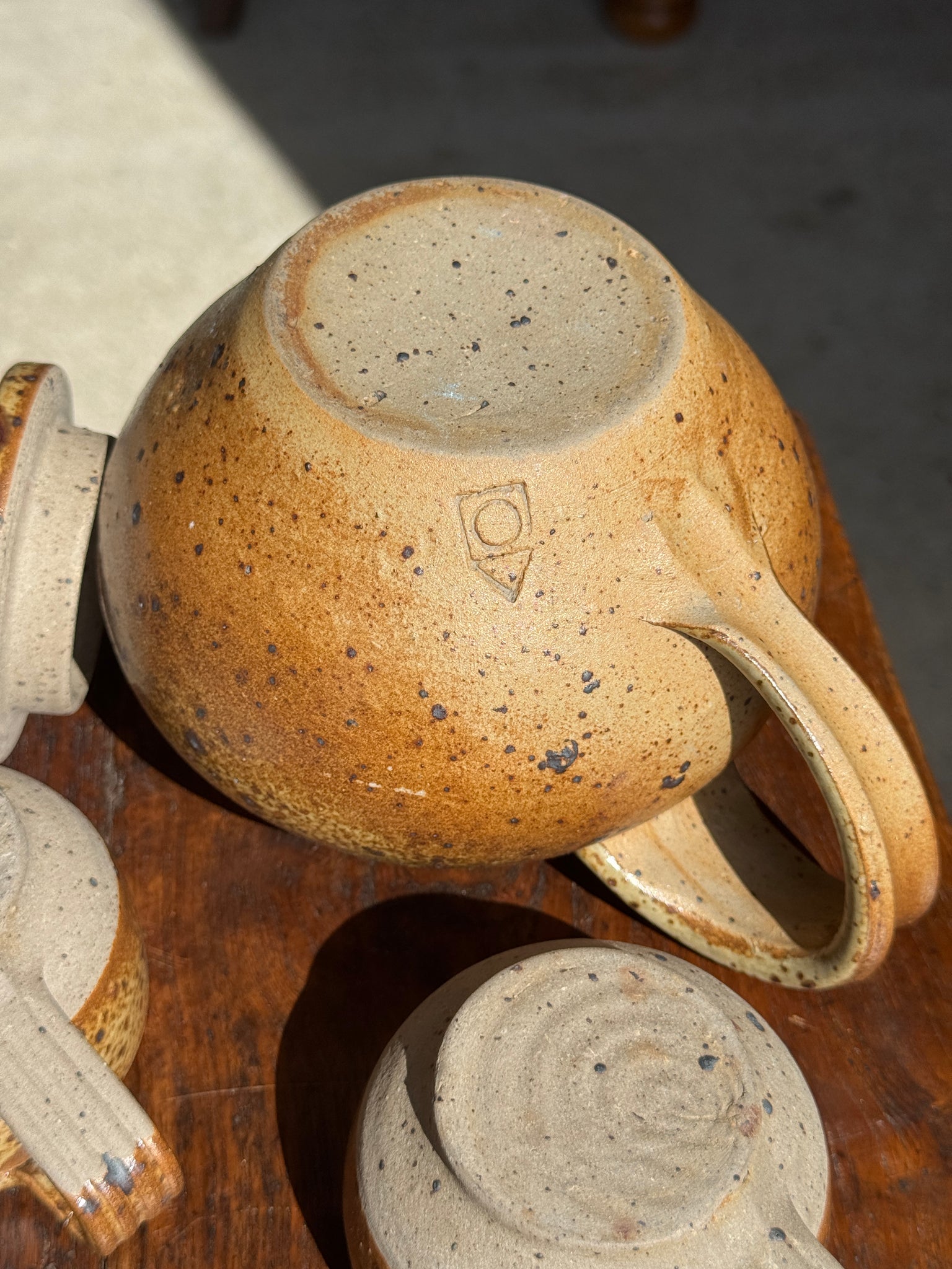 Petit service à thé en grès avec théière, 5 tasses et soucoupes, sucrier