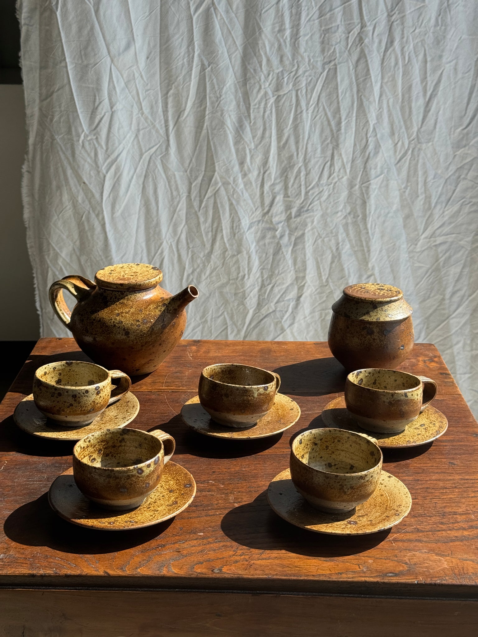 Petit service à thé en grès avec théière, 5 tasses et soucoupes, sucrier