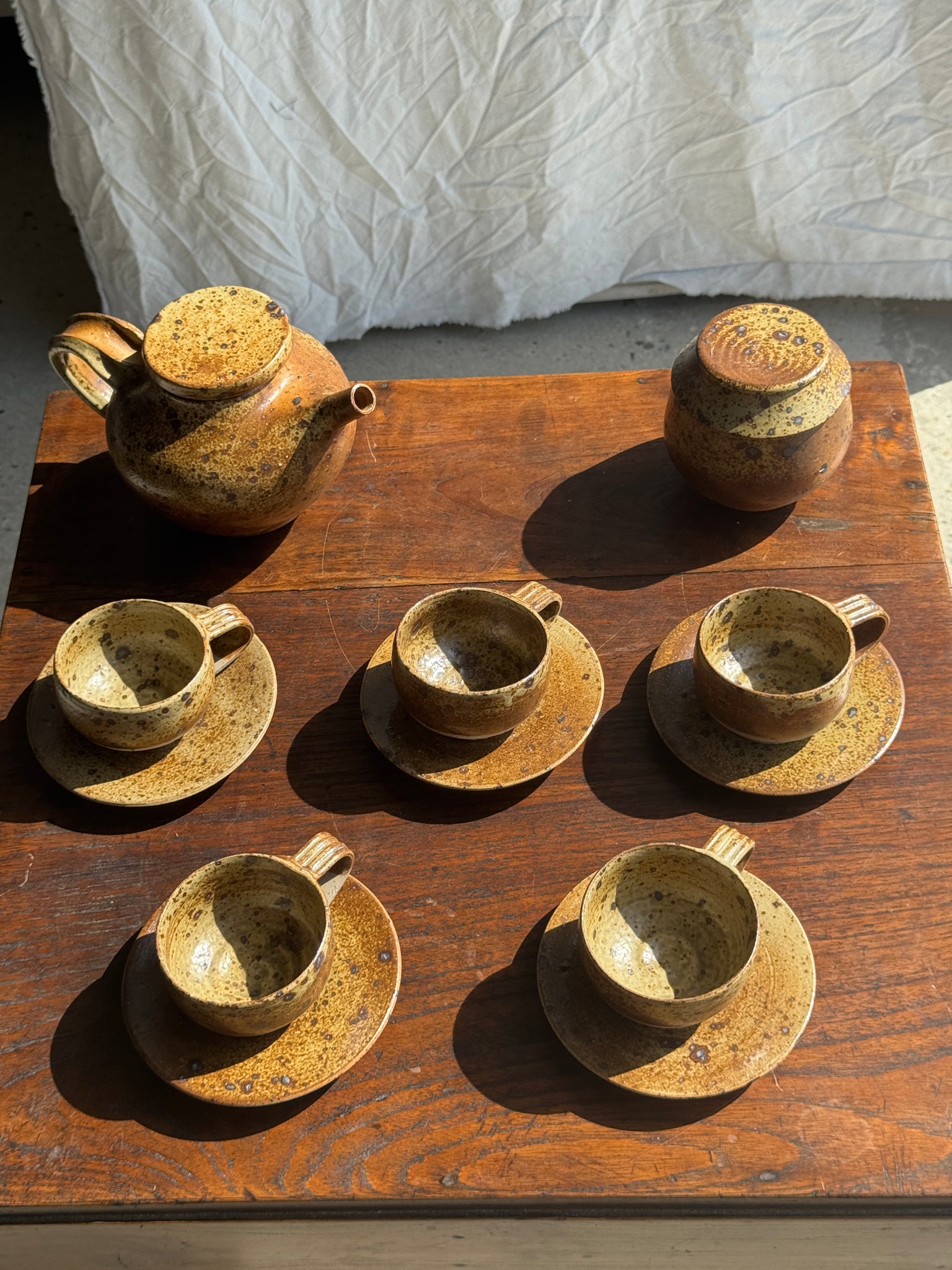 Petit service à thé en grès avec théière, 5 tasses et soucoupes, sucrier