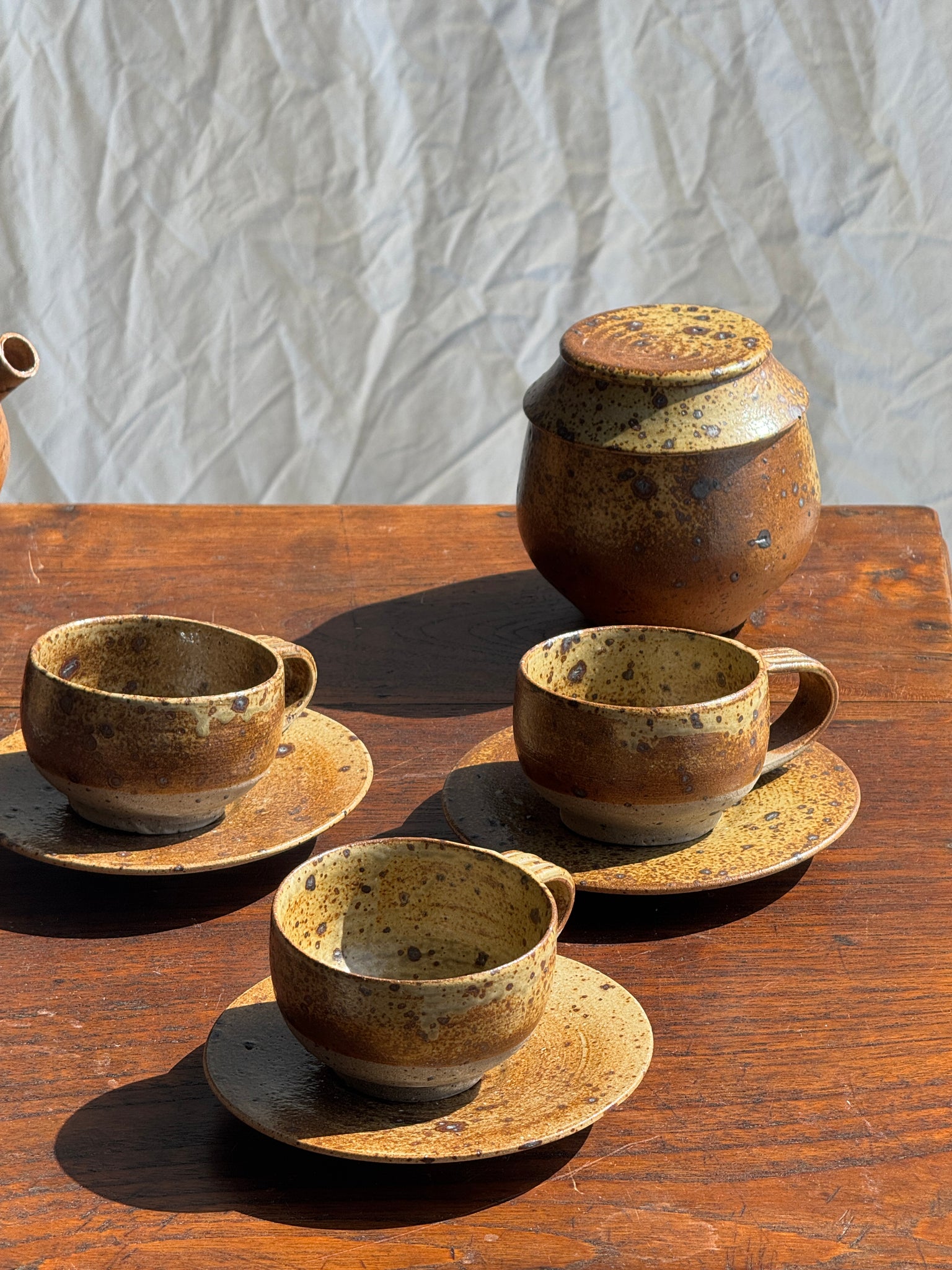 Petit service à thé en grès avec théière, 5 tasses et soucoupes, sucrier