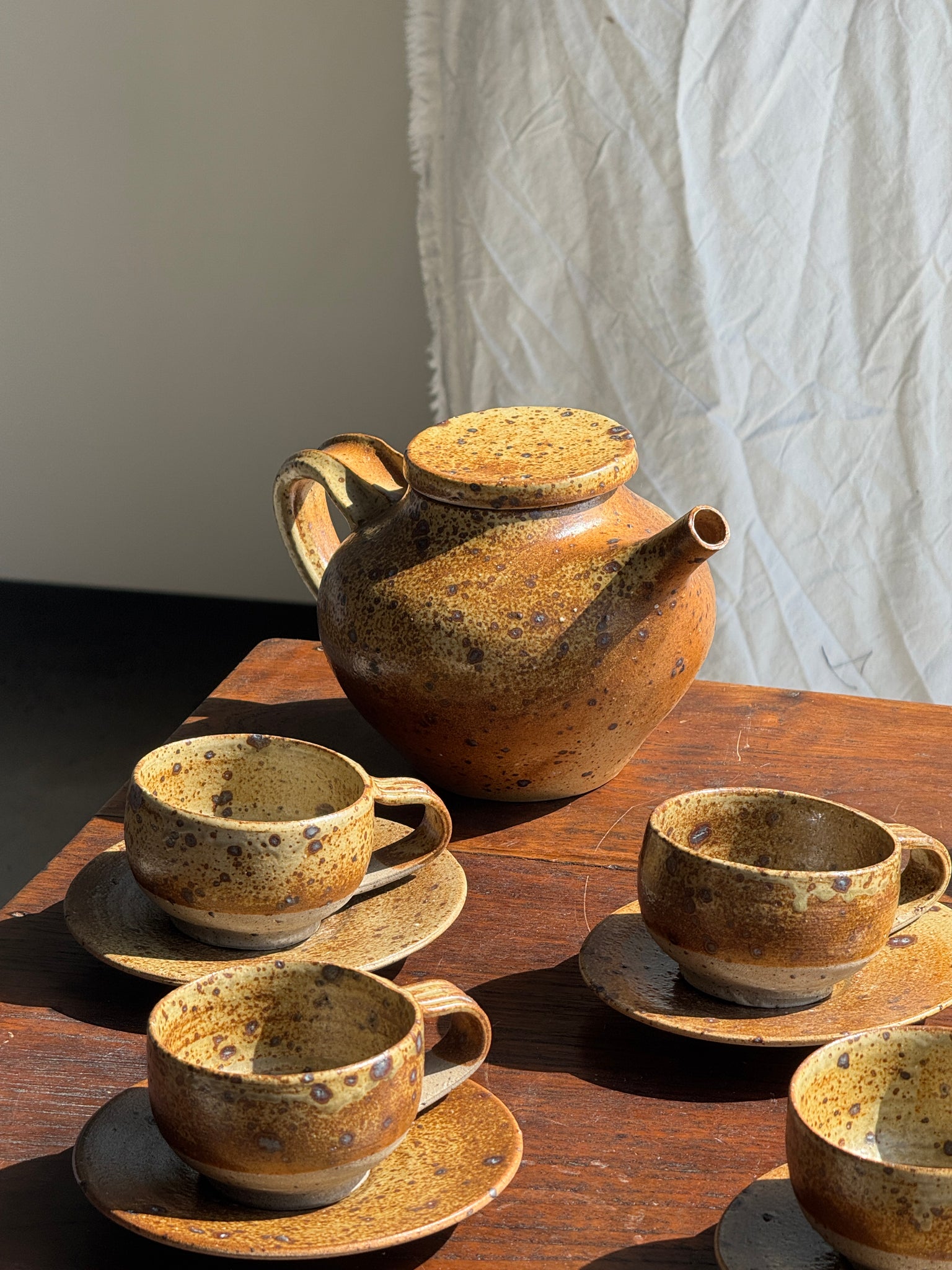 Petit service à thé en grès avec théière, 5 tasses et soucoupes, sucrier