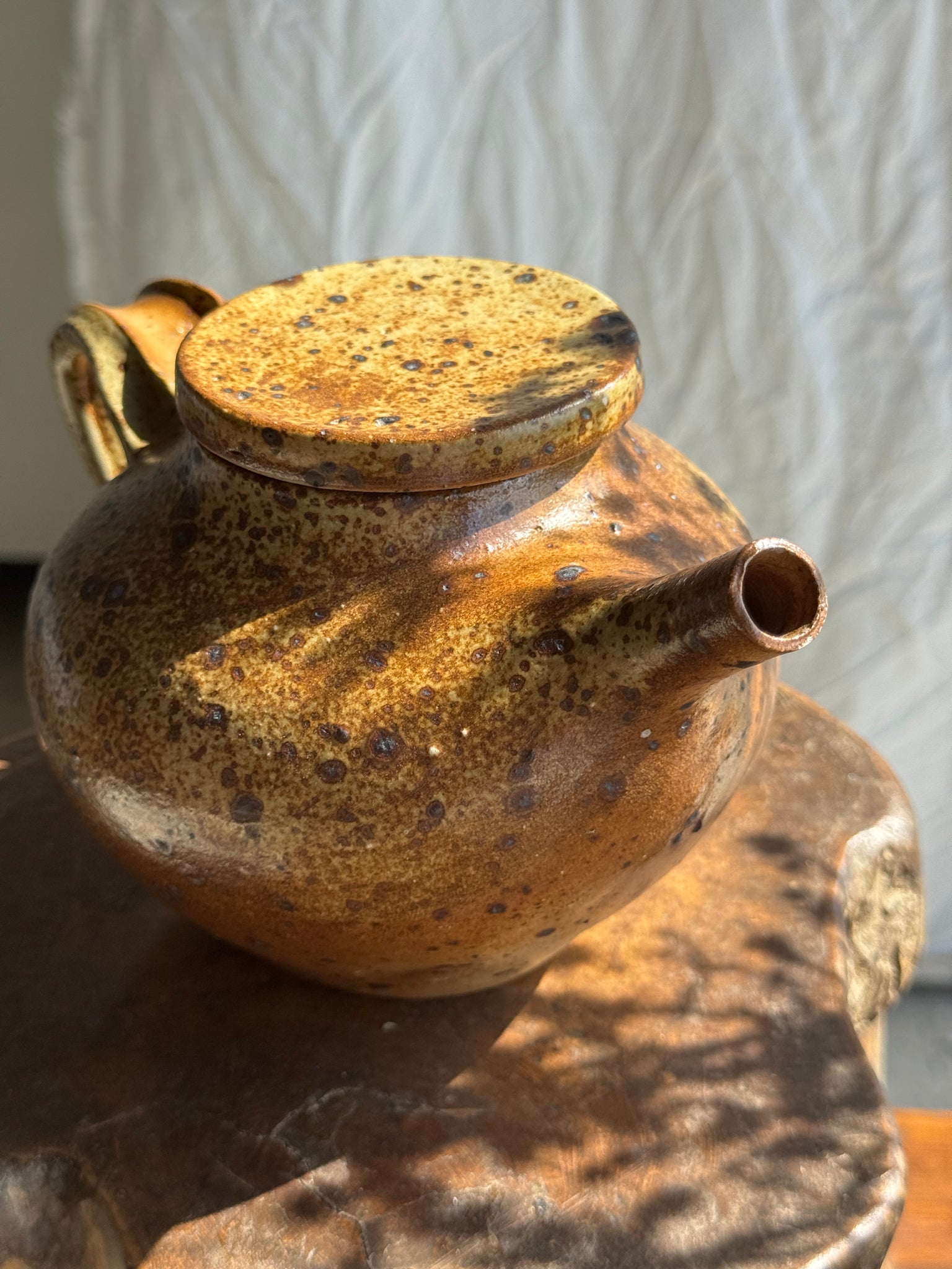 Petit service à thé en grès avec théière, 5 tasses et soucoupes, sucrier