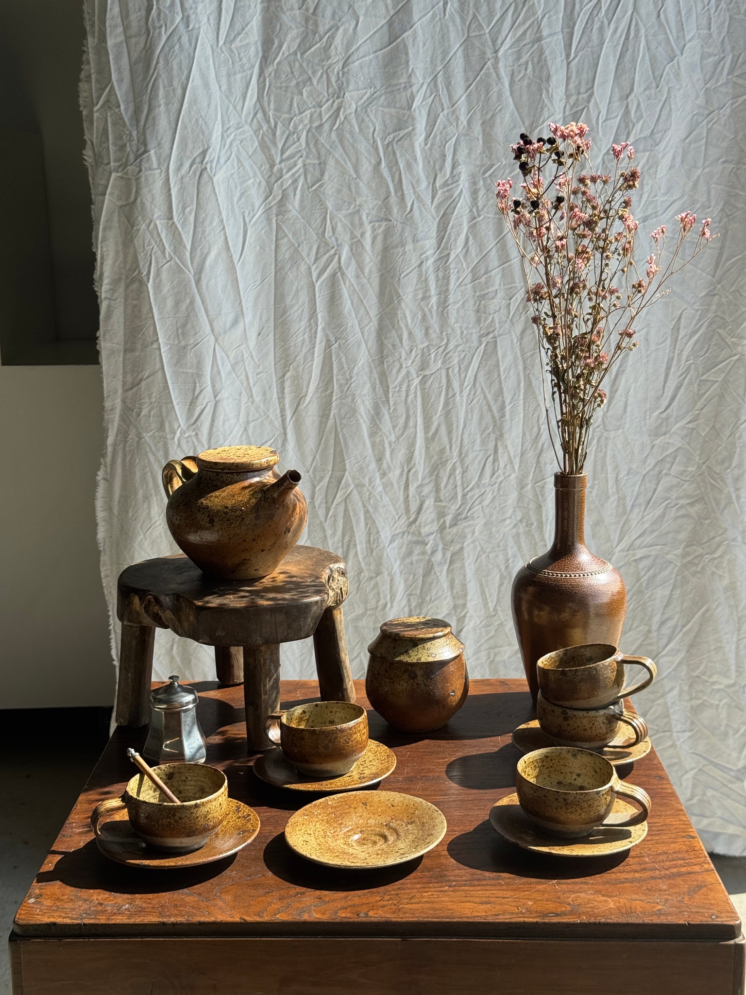 Petit service à thé en grès avec théière, 5 tasses et soucoupes, sucrier