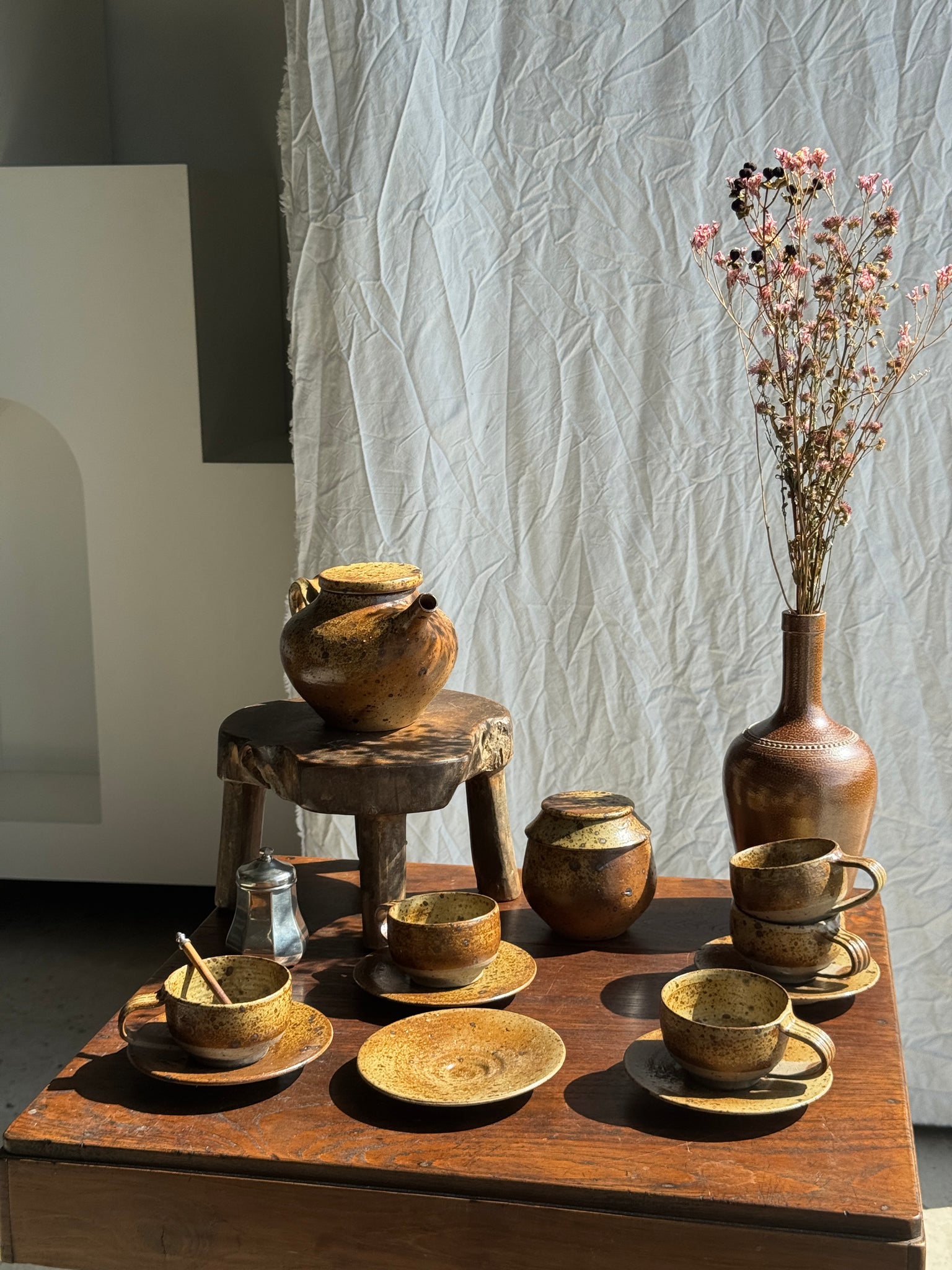 Petit service à thé en grès avec théière, 5 tasses et soucoupes, sucrier