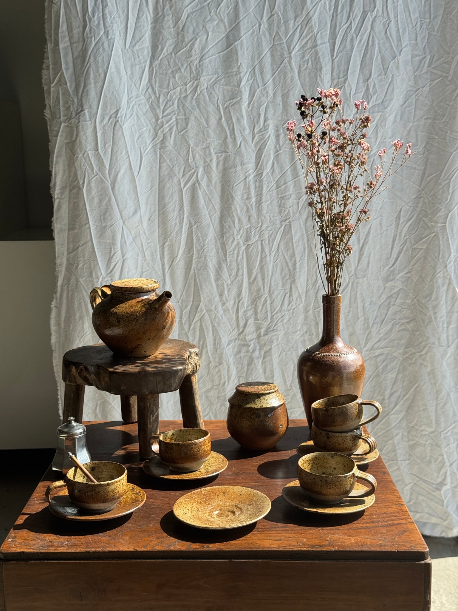 Petit service à thé en grès avec théière, 5 tasses et soucoupes, sucrier