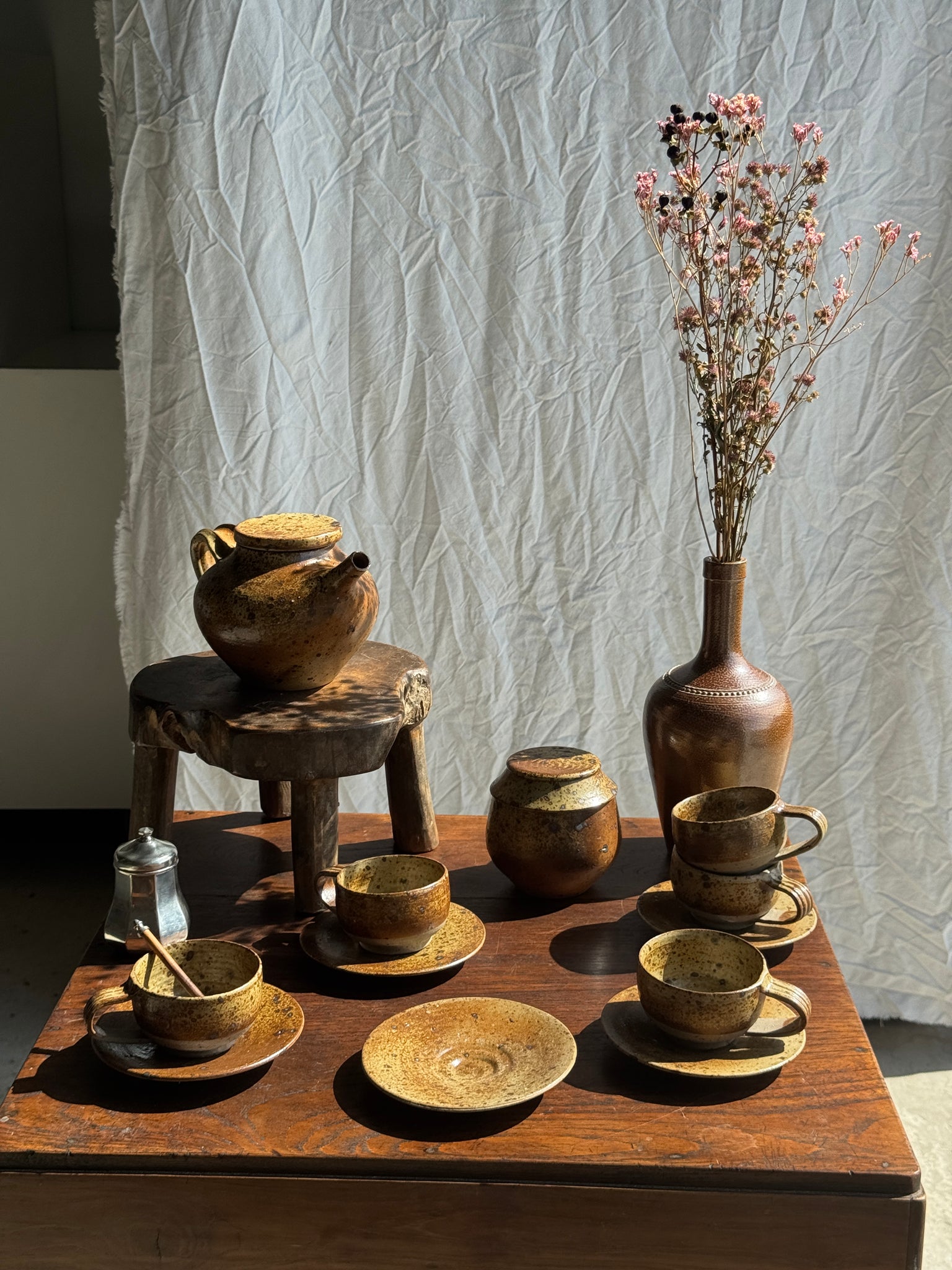 Petit service à thé en grès avec théière, 5 tasses et soucoupes, sucrier