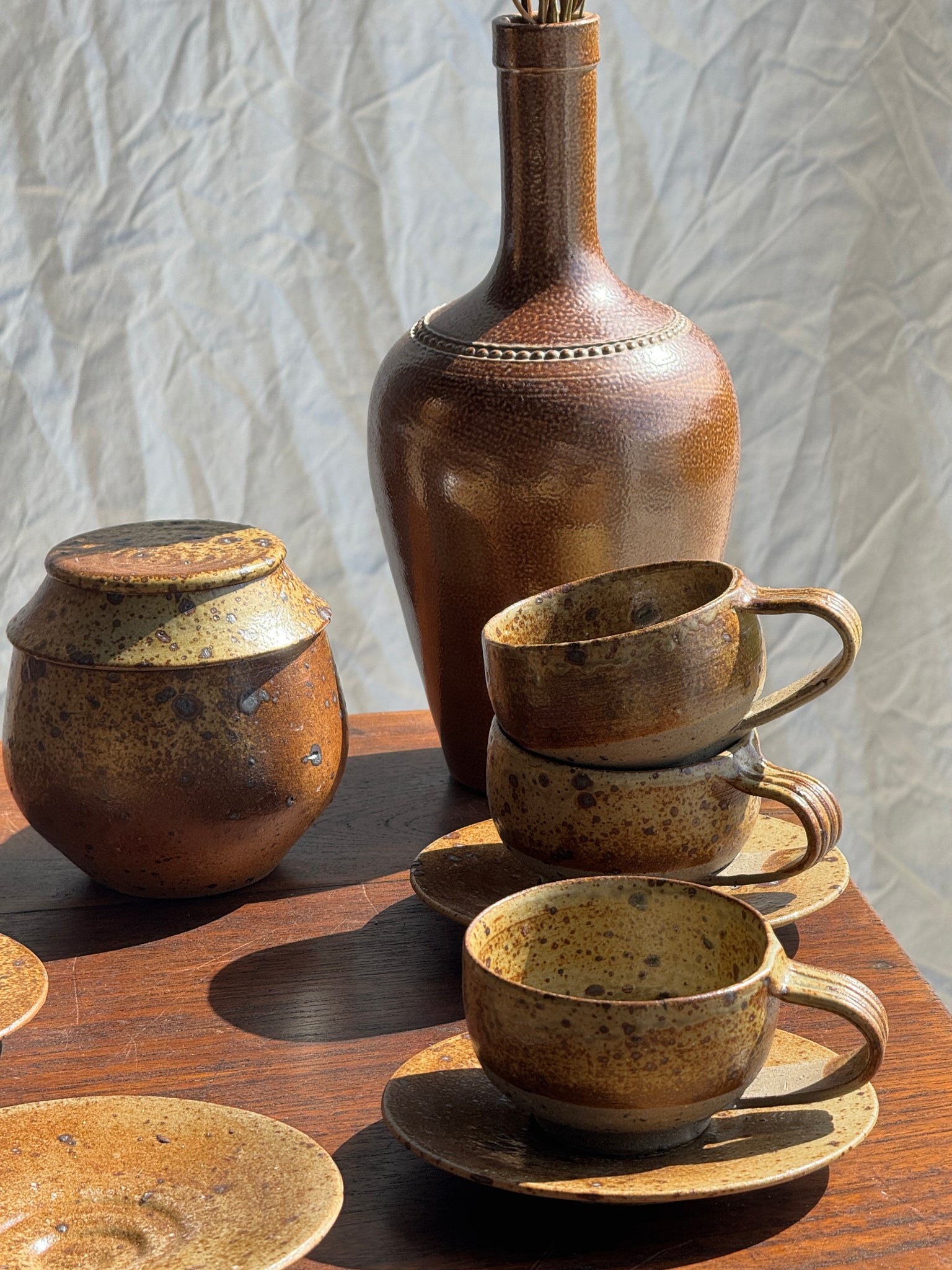 Petit service à thé en grès avec théière, 5 tasses et soucoupes, sucrier