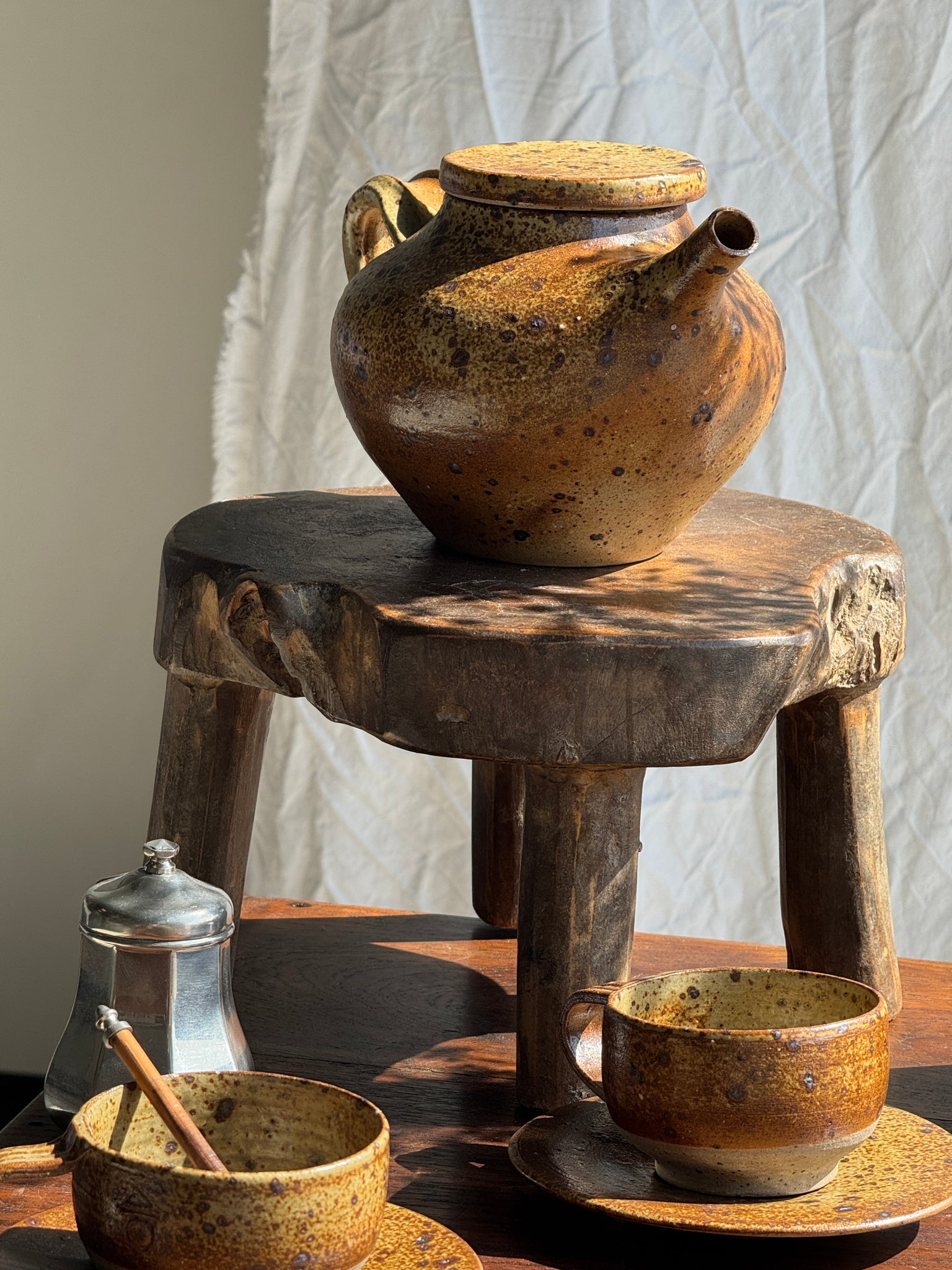 Petit service à thé en grès avec théière, 5 tasses et soucoupes, sucrier