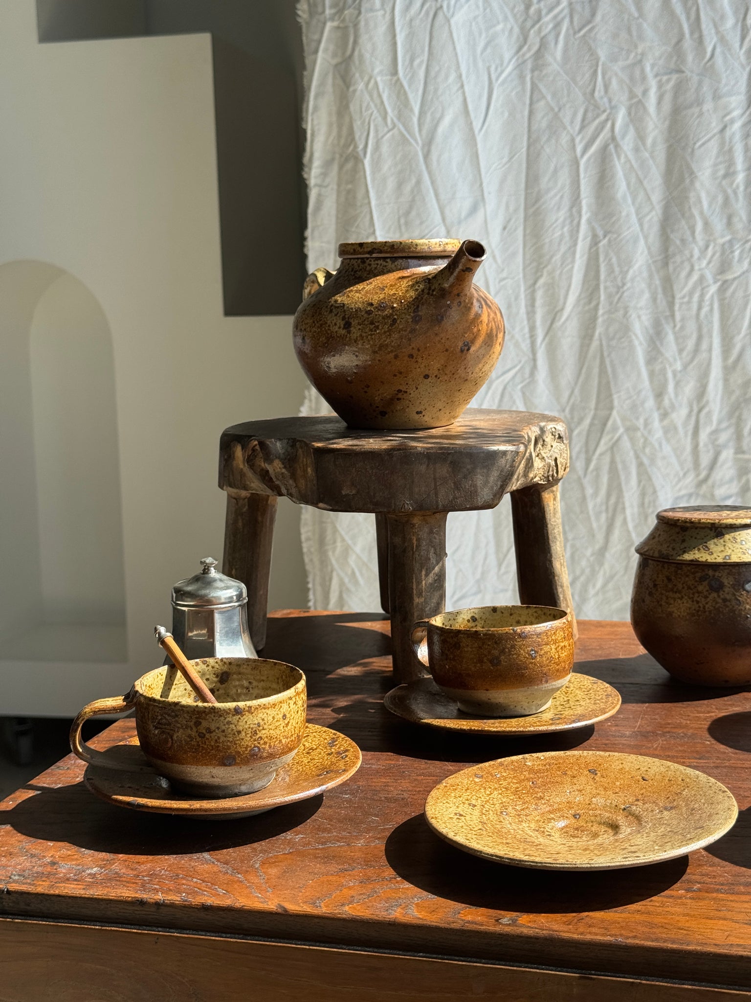Petit service à thé en grès avec théière, 5 tasses et soucoupes, sucrier