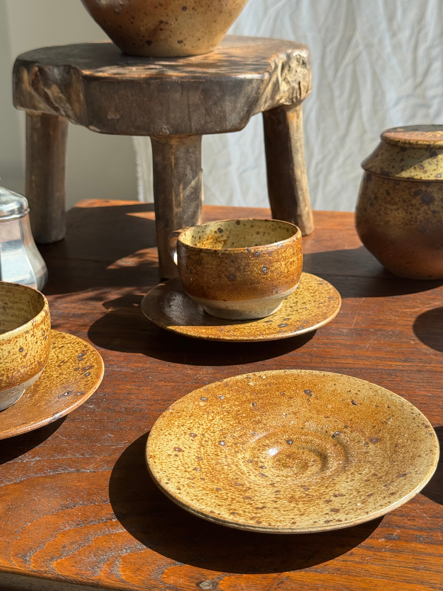 Petit service à thé en grès avec théière, 5 tasses et soucoupes, sucrier