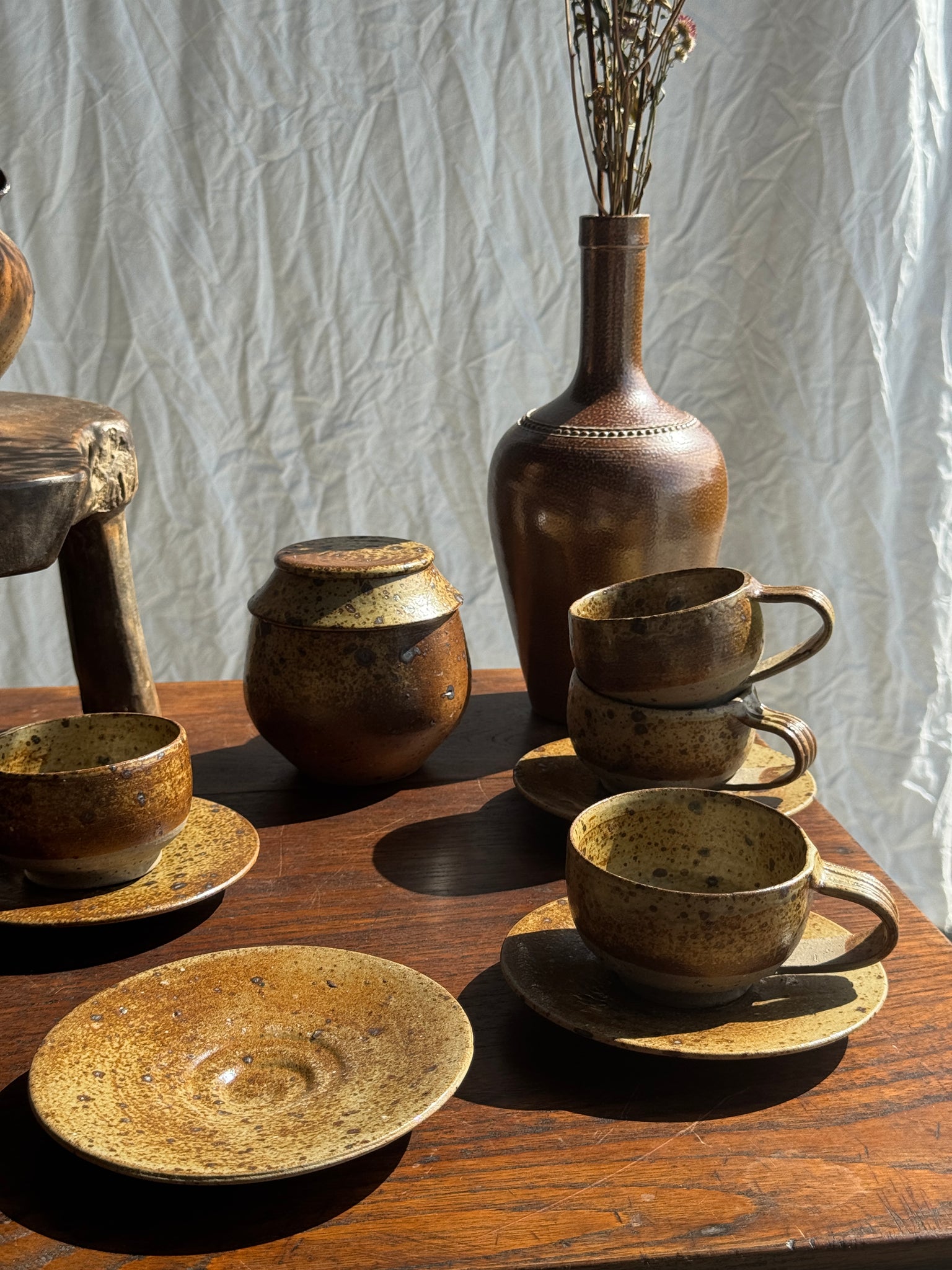 Petit service à thé en grès avec théière, 5 tasses et soucoupes, sucrier