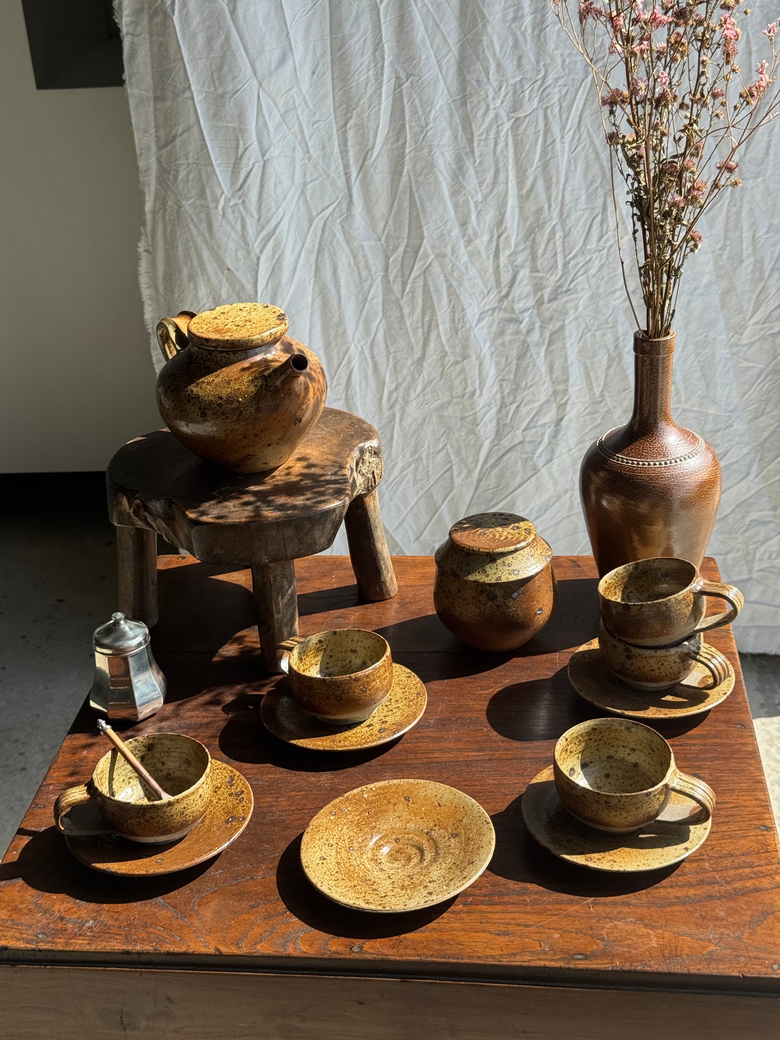 Petit service à thé en grès avec théière, 5 tasses et soucoupes, sucrier