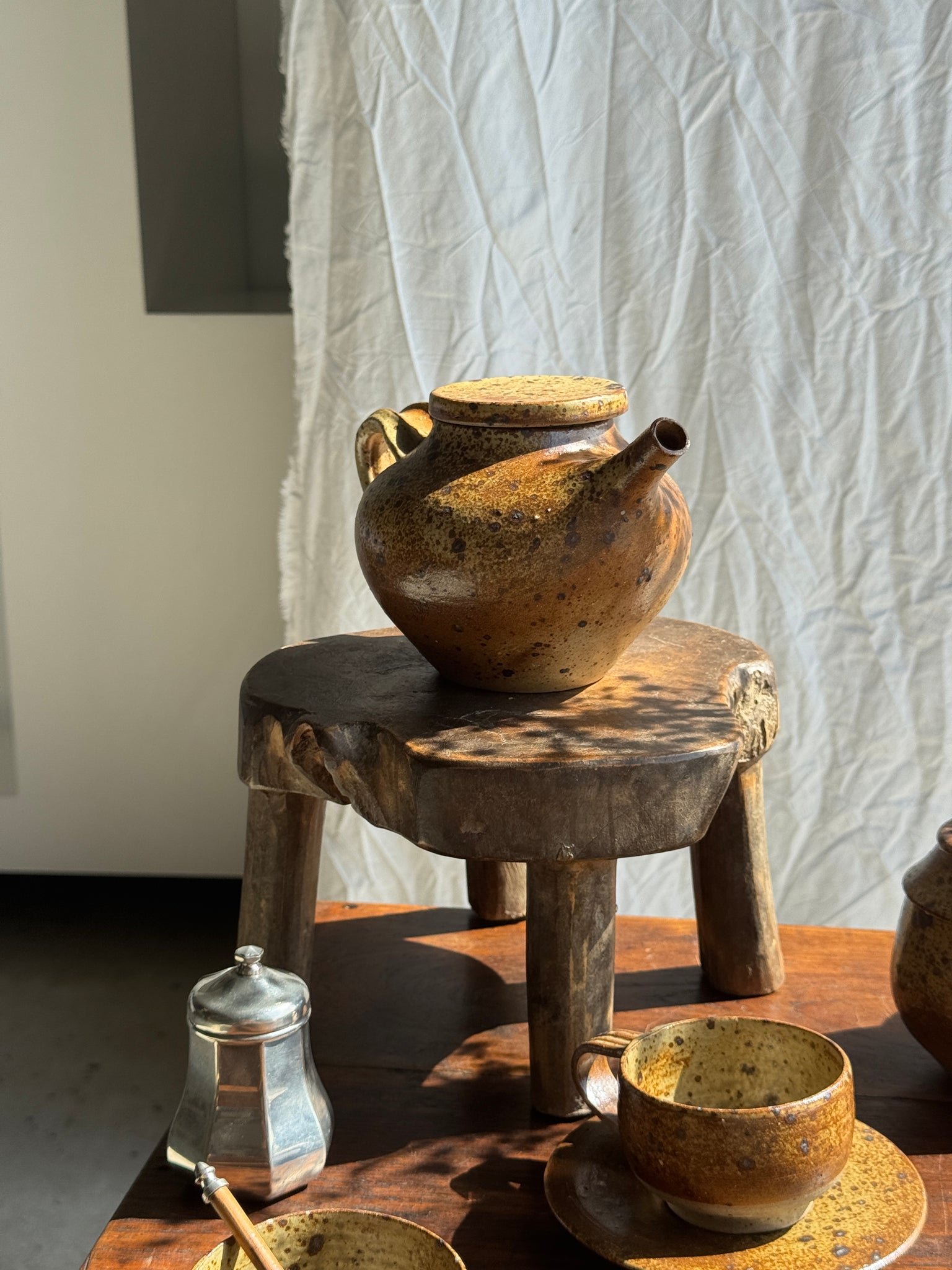 Petit service à thé en grès avec théière, 5 tasses et soucoupes, sucrier