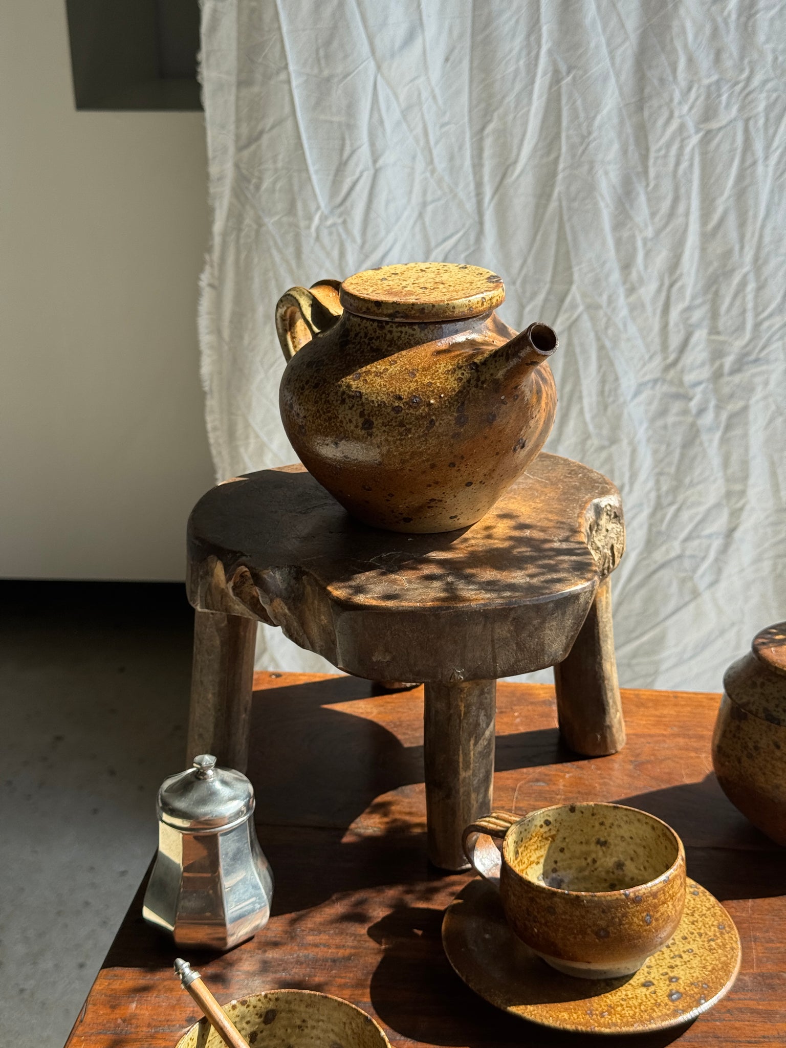 Petit service à thé en grès avec théière, 5 tasses et soucoupes, sucrier