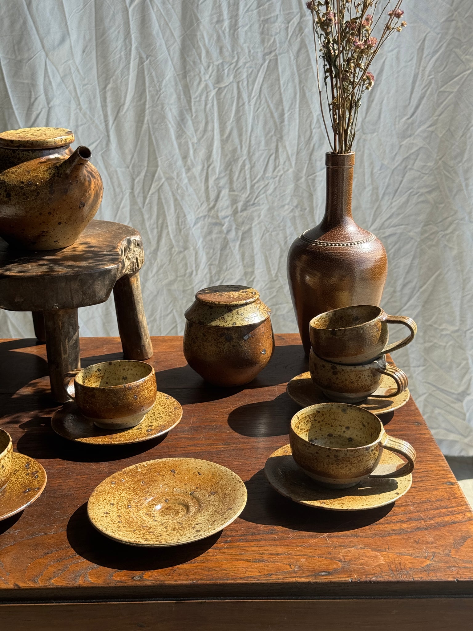 Petit service à thé en grès avec théière, 5 tasses et soucoupes, sucrier