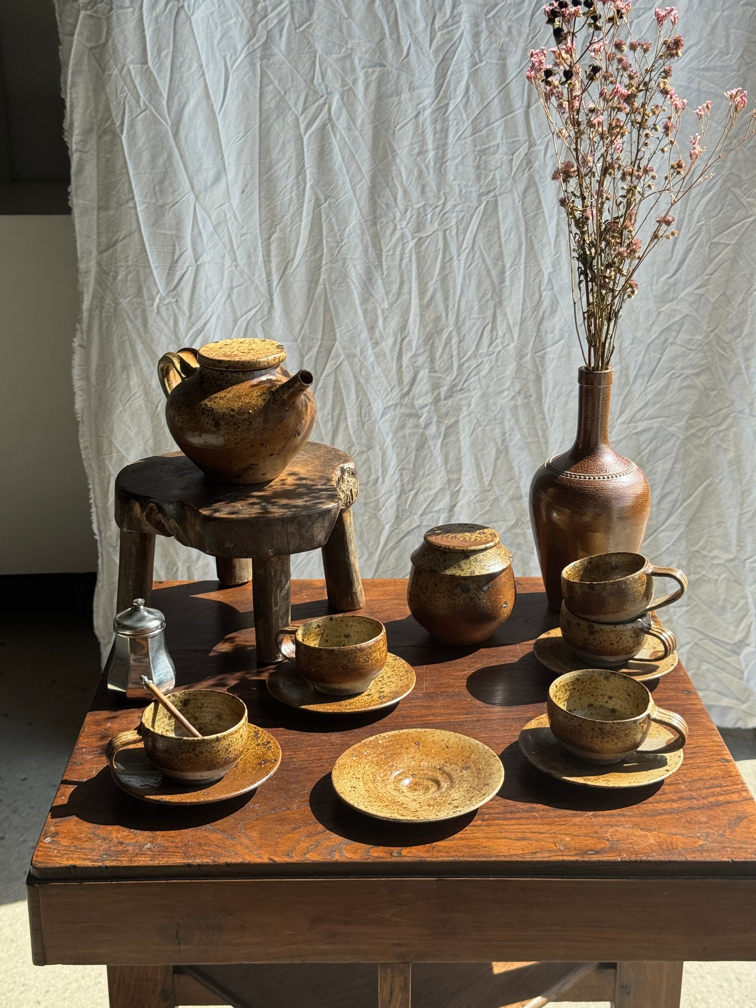 Petit service à thé en grès avec théière, 5 tasses et soucoupes, sucrier