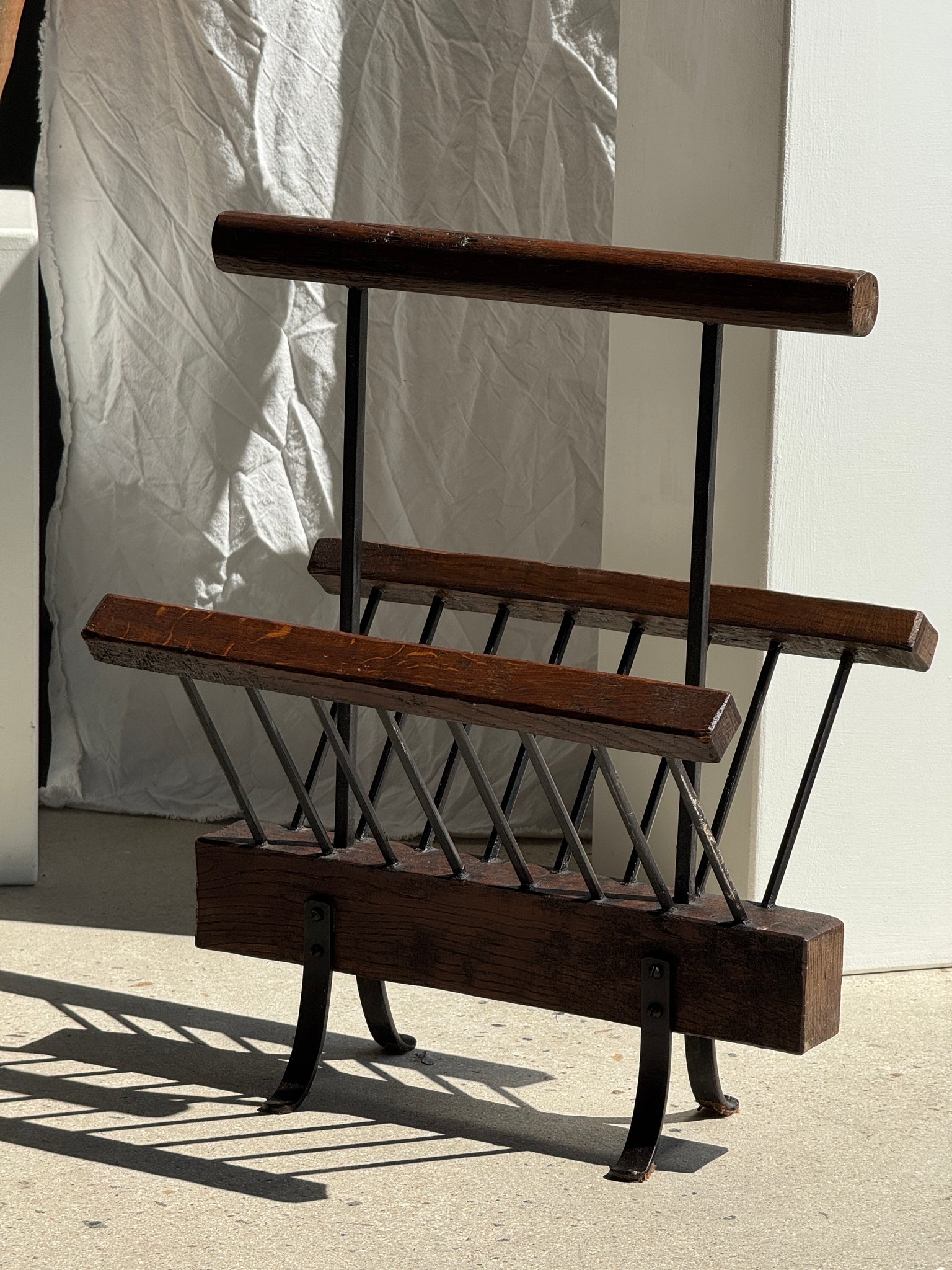 Porte revue en bois et métal brutaliste vintage en chêne H56 L45