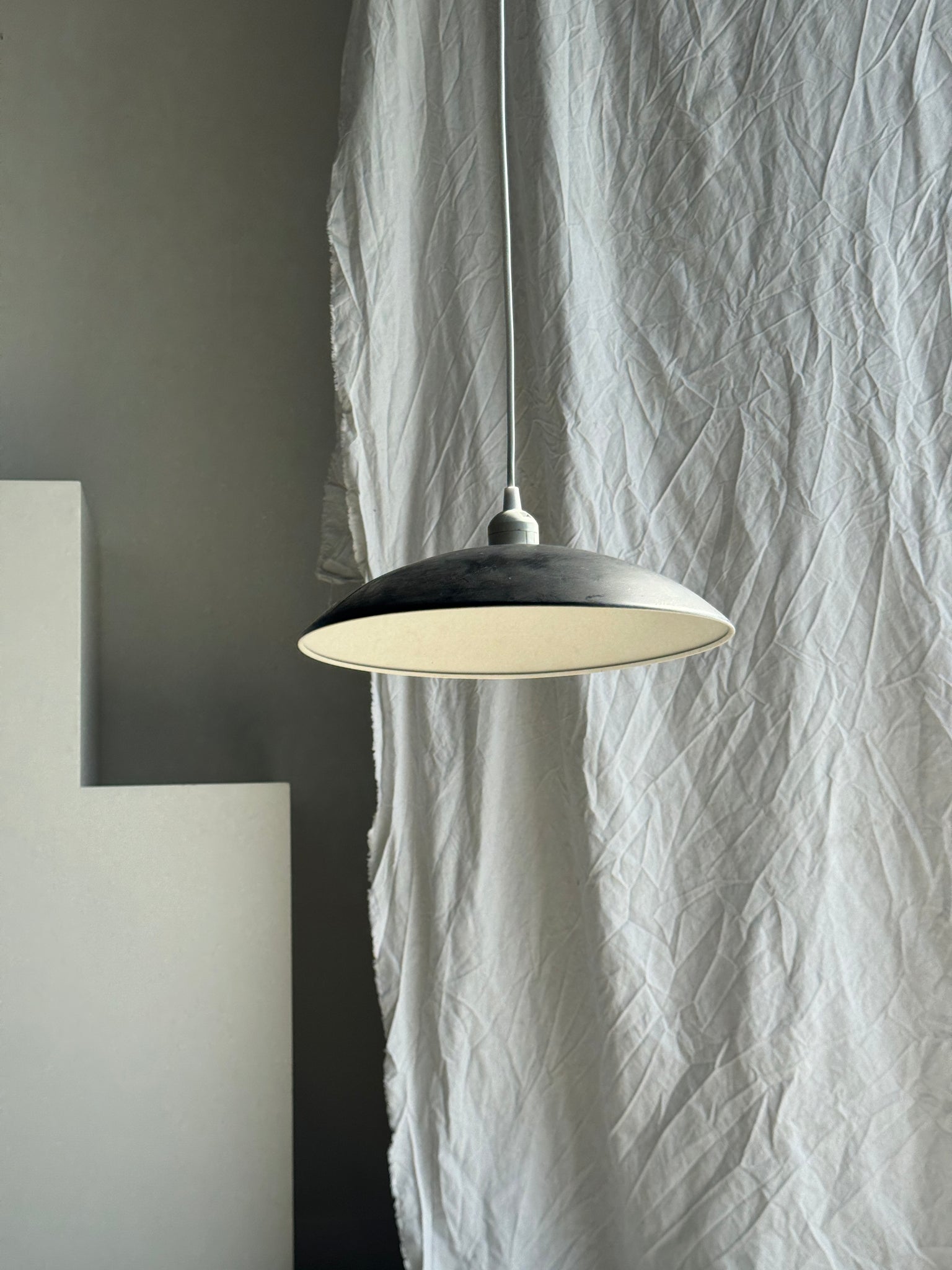 Suspension vintage noire D32