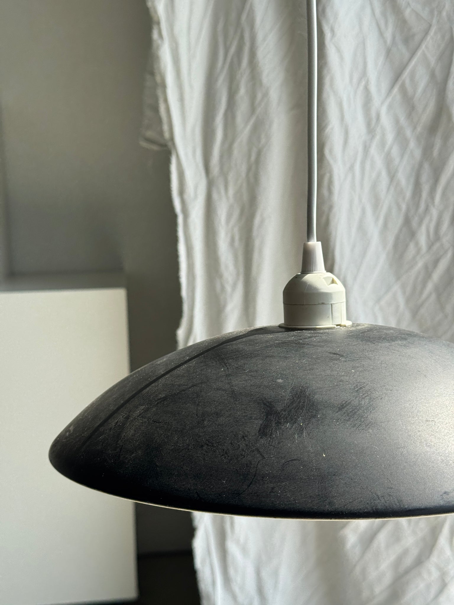 Suspension vintage noire D32