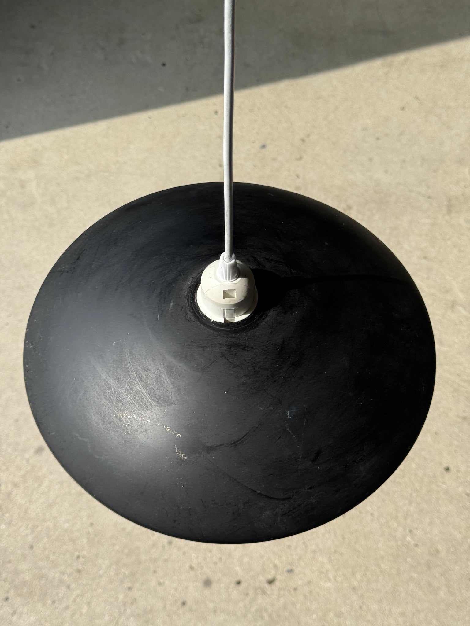 Suspension vintage noire D32