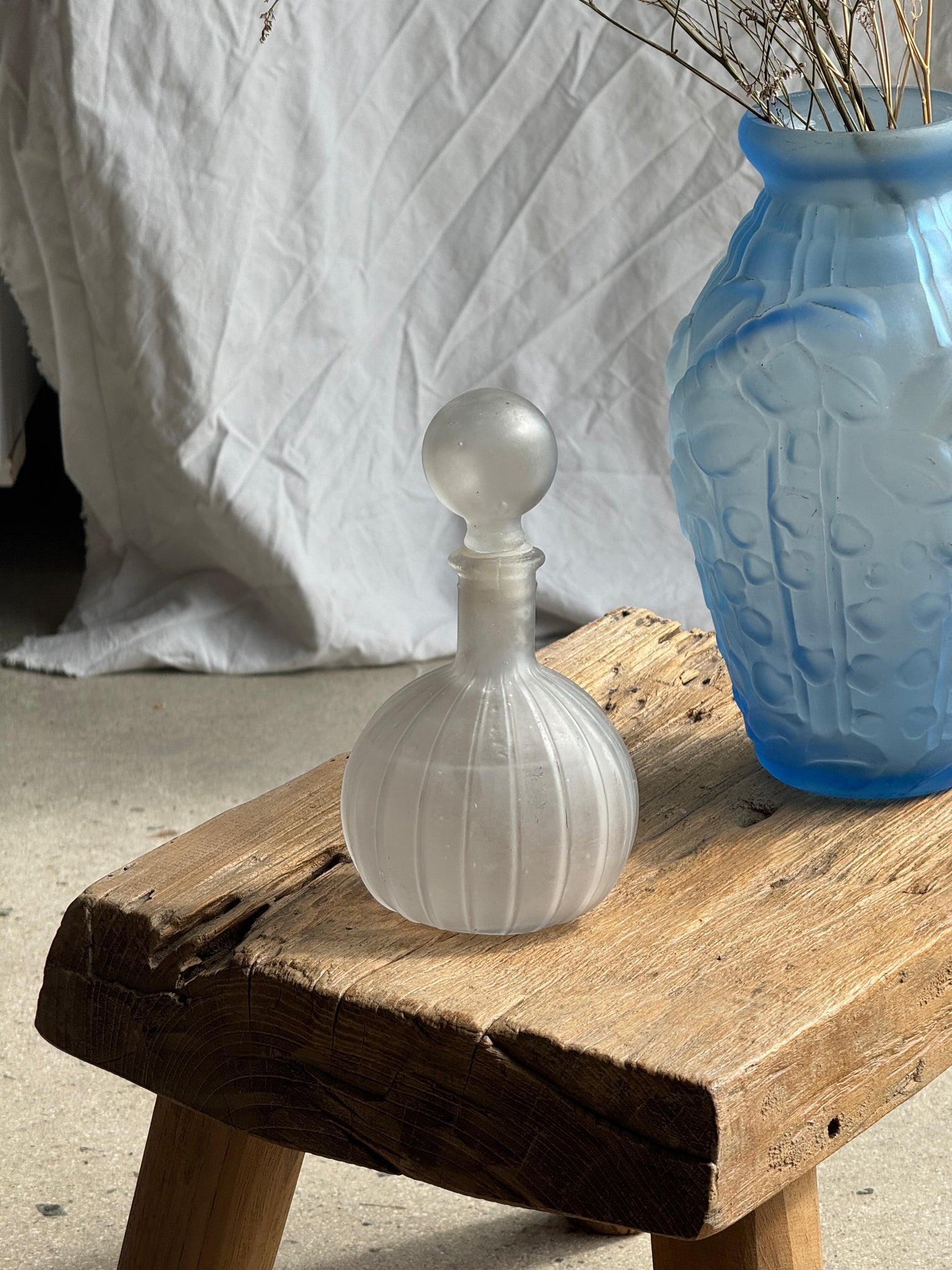 Grand flacon en verre mat vintage H20