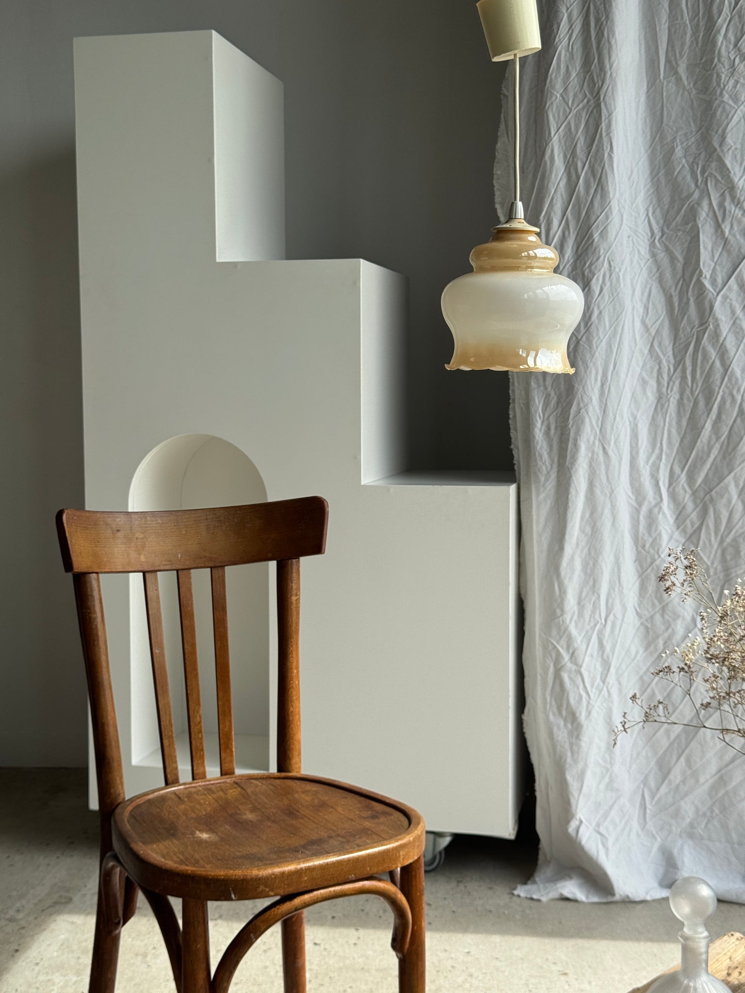 Suspension vintage en verre opalin dégradé blanc et jaune