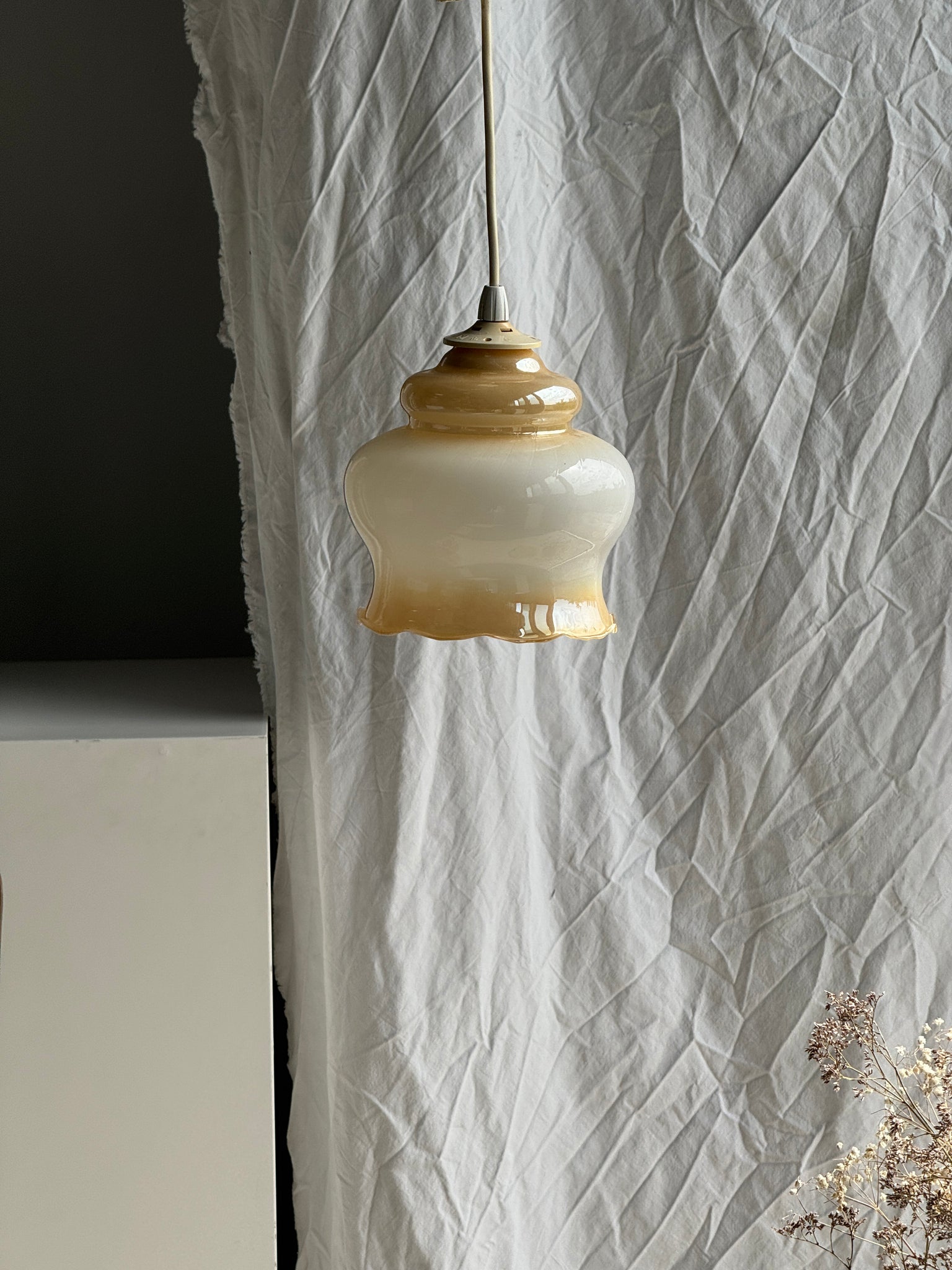 Suspension vintage en verre opalin dégradé blanc et jaune