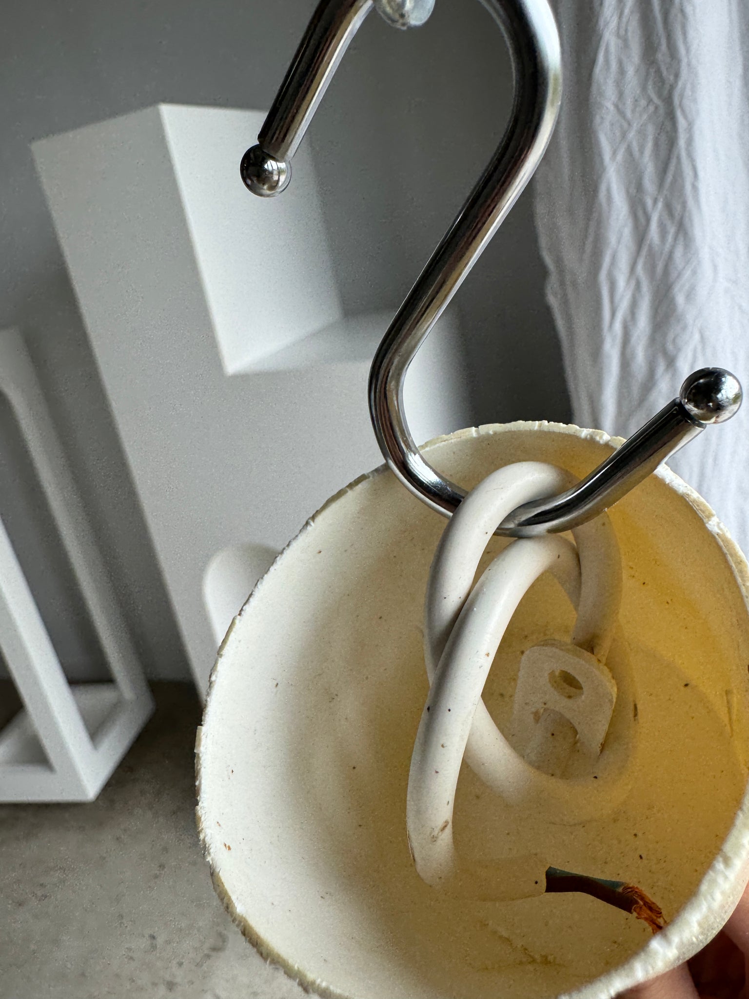 Suspension vintage en verre opalin dégradé blanc et jaune