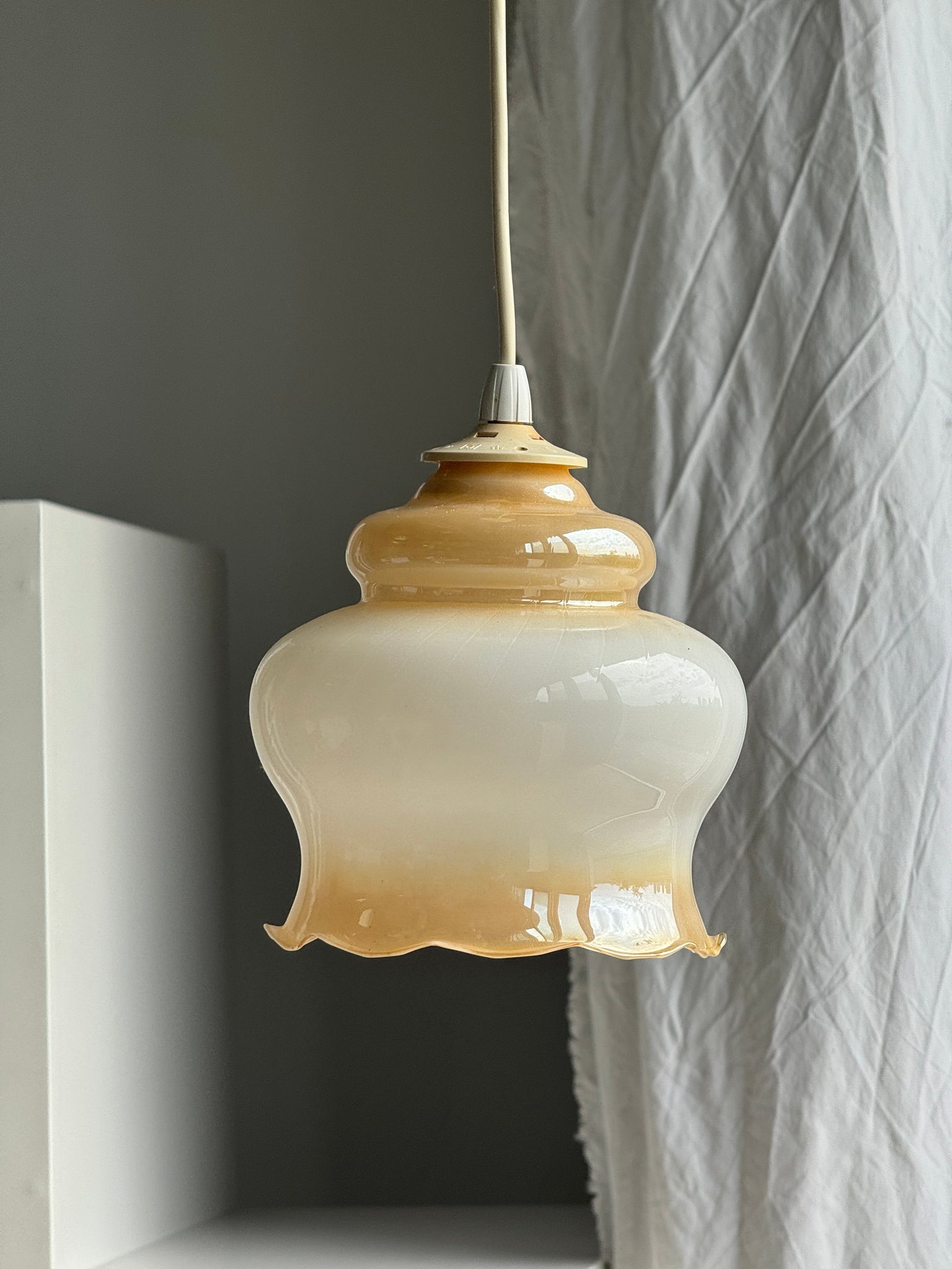 Suspension vintage en verre opalin dégradé blanc et jaune