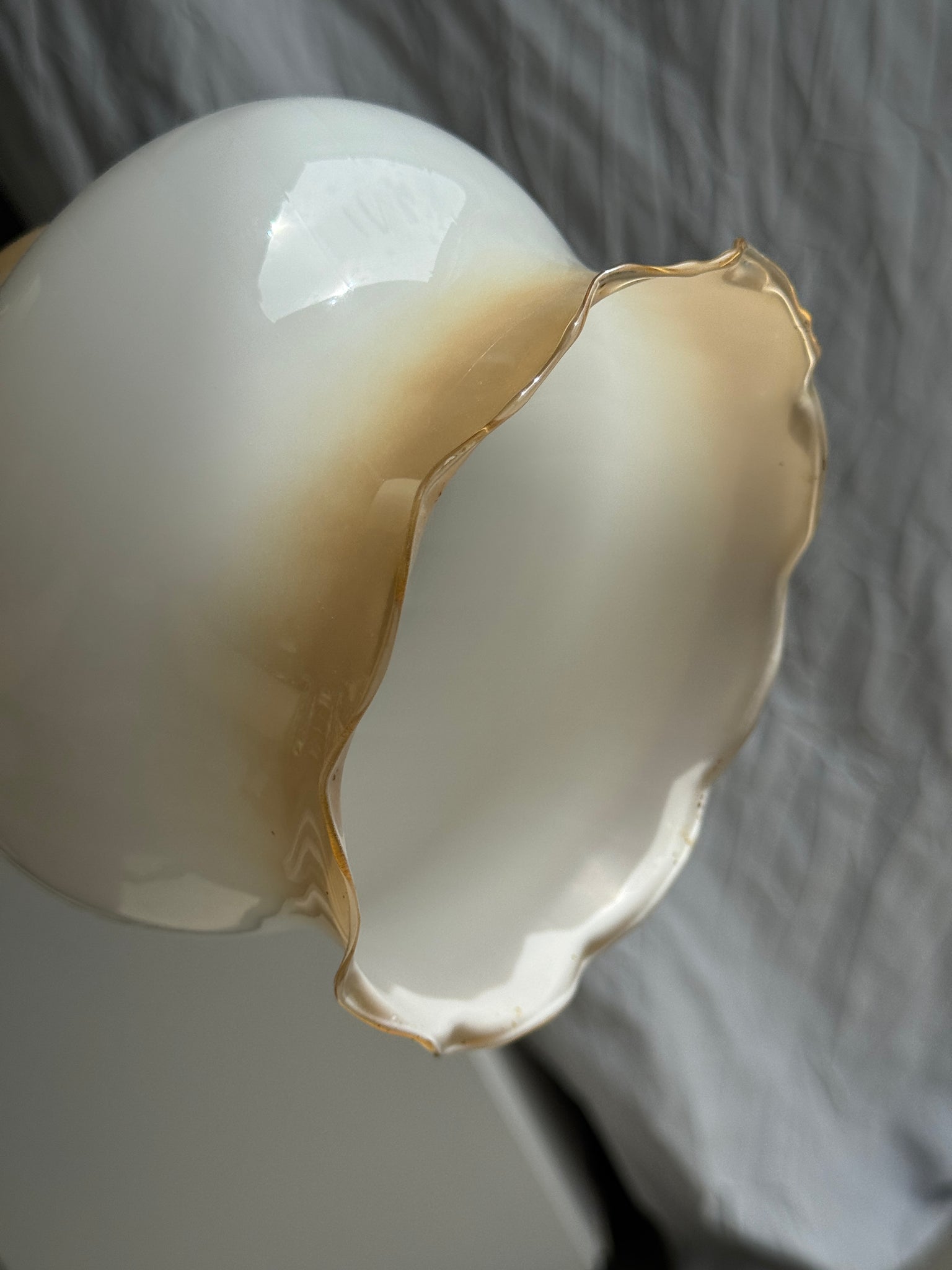 Suspension vintage en verre opalin dégradé blanc et jaune