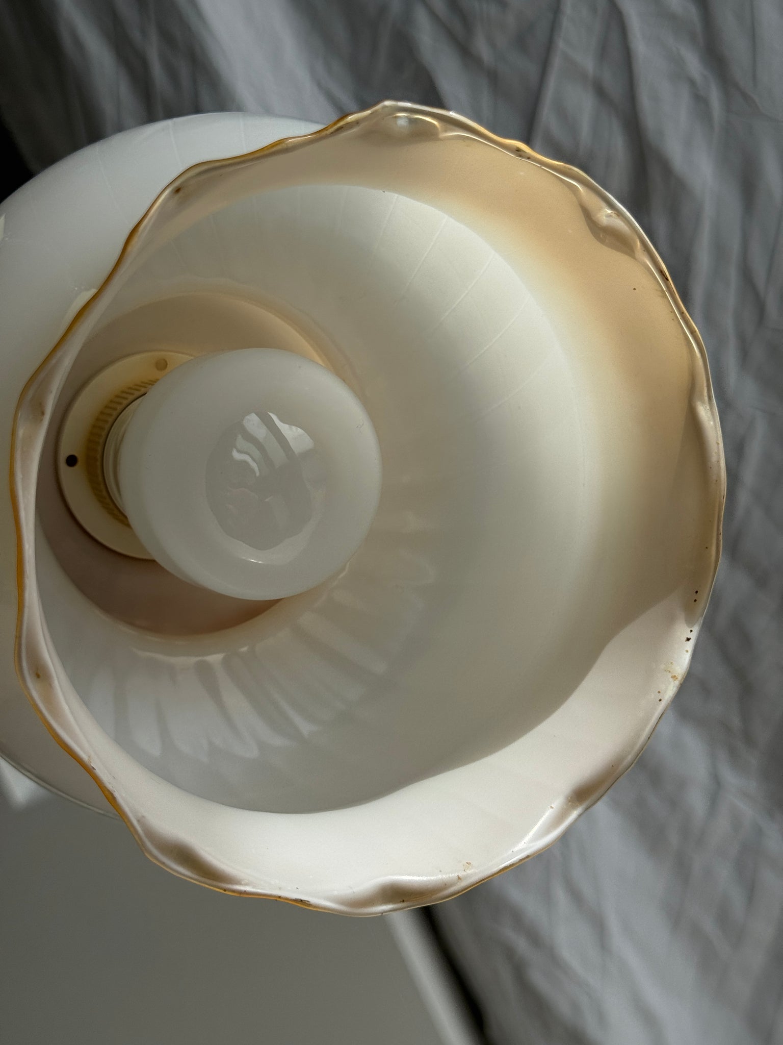 Suspension vintage en verre opalin dégradé blanc et jaune