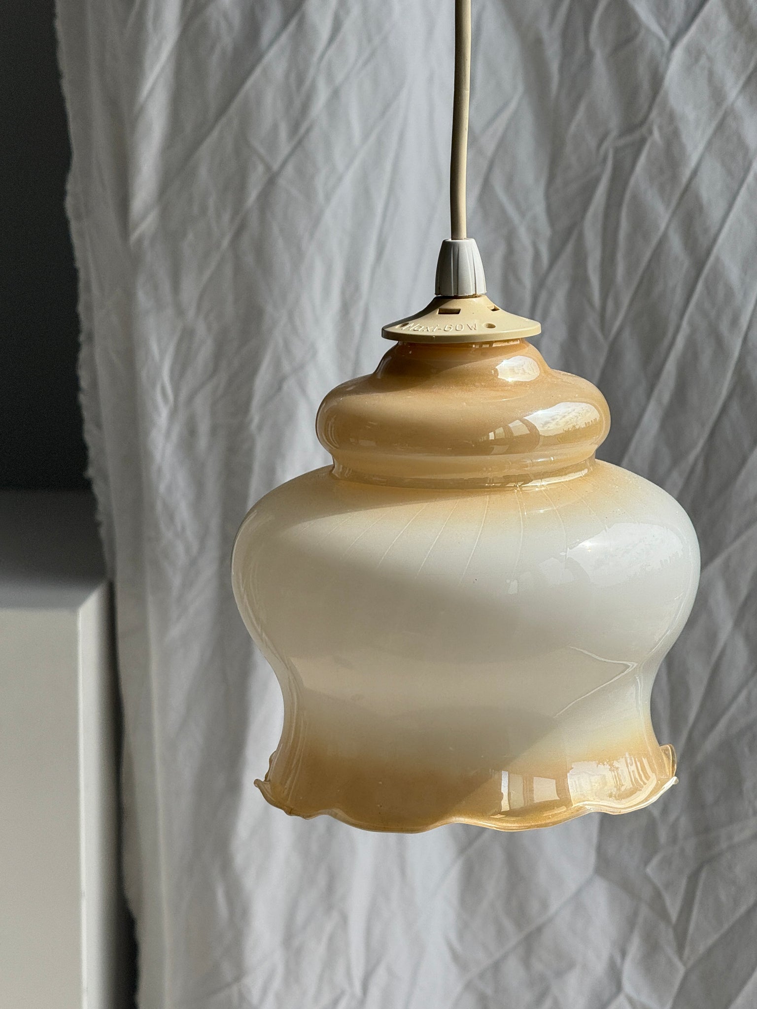 Suspension vintage en verre opalin dégradé blanc et jaune