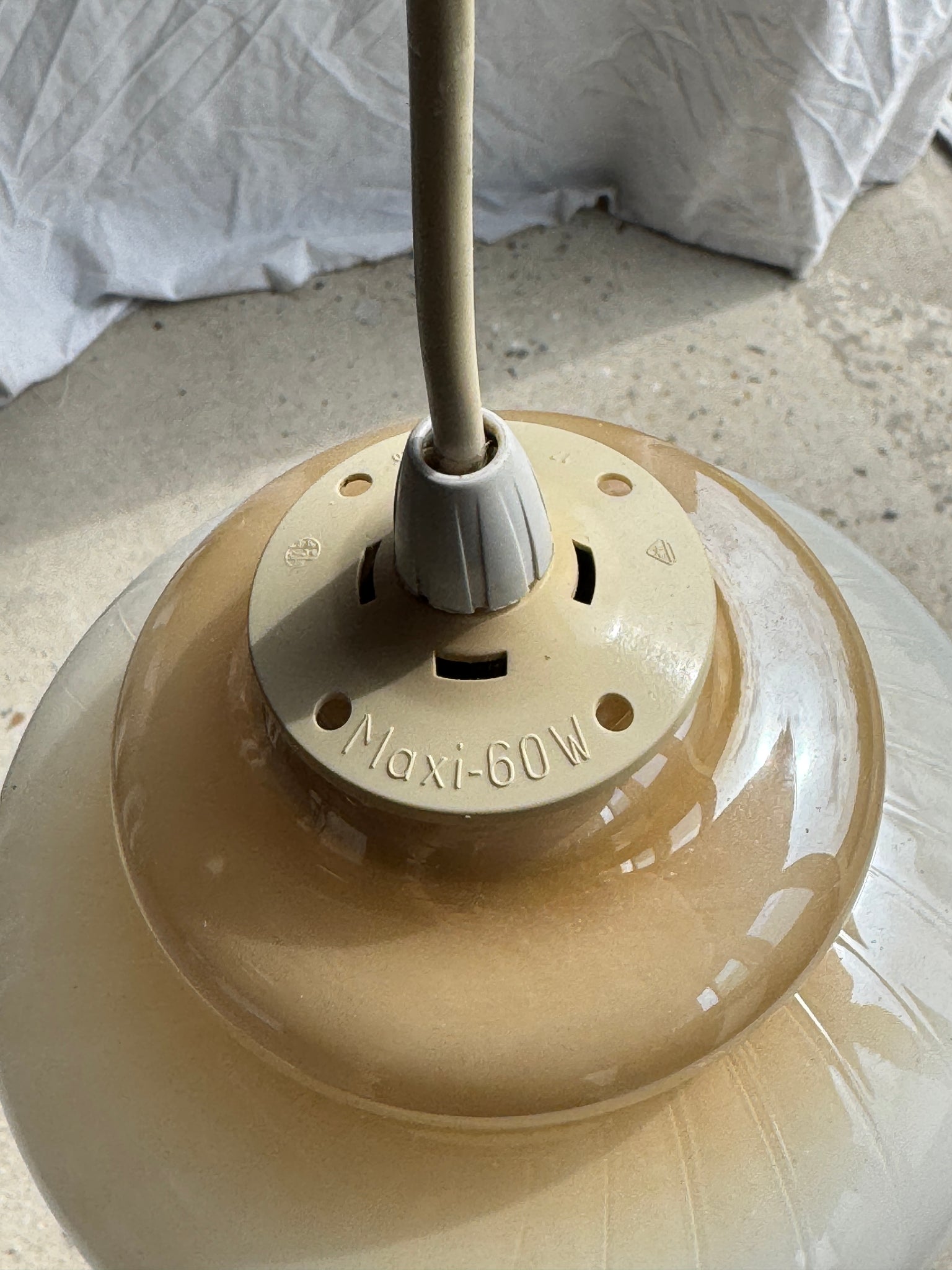 Suspension vintage en verre opalin dégradé blanc et jaune