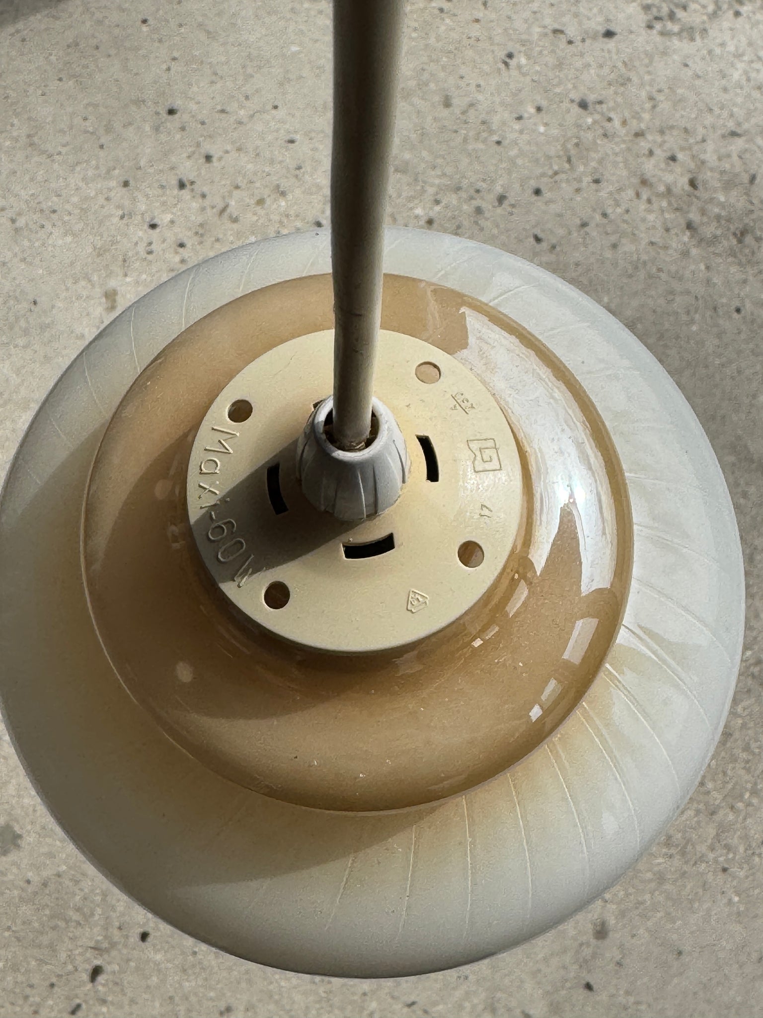 Suspension vintage en verre opalin dégradé blanc et jaune