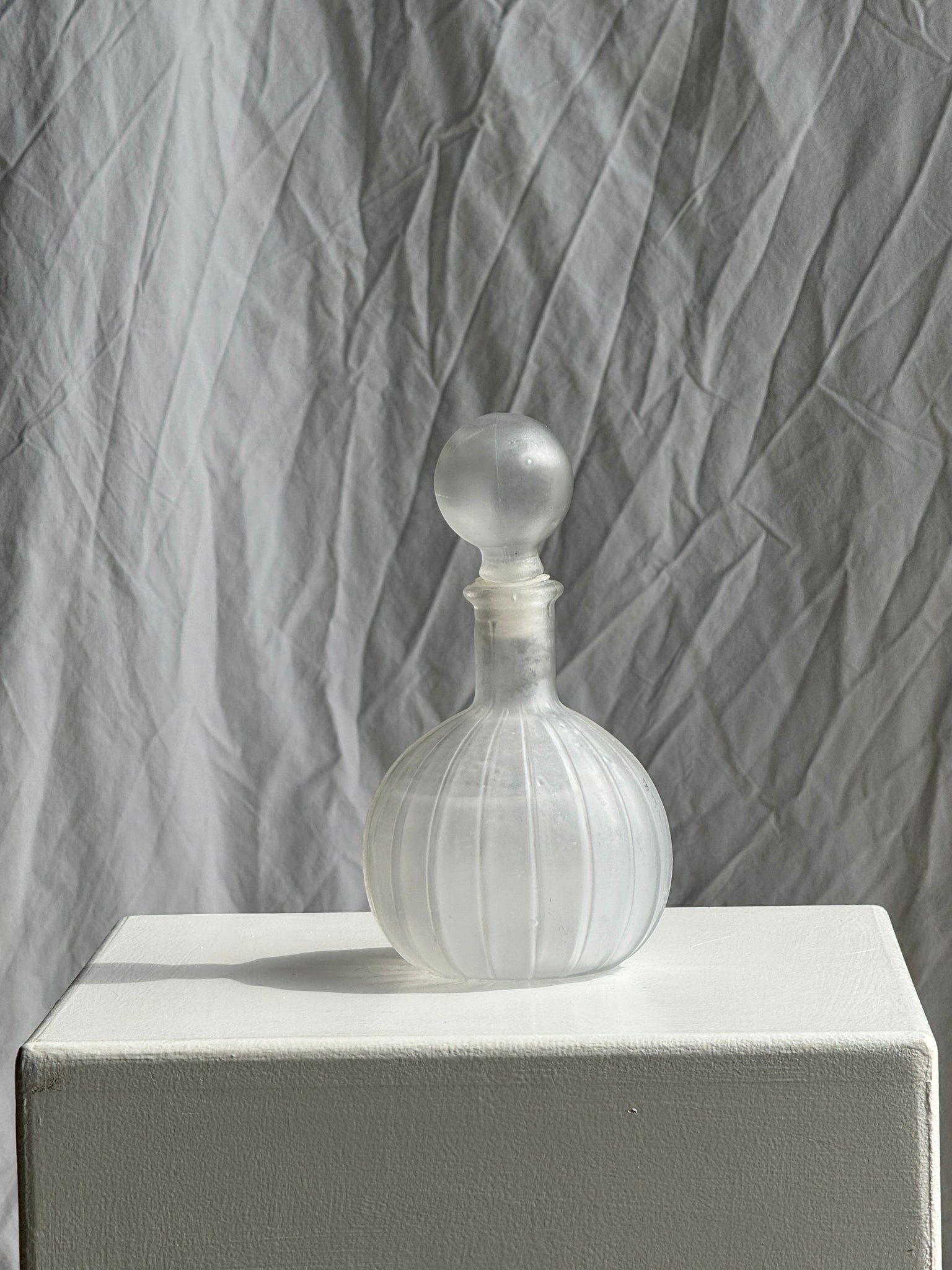 Grand flacon en verre mat vintage H20